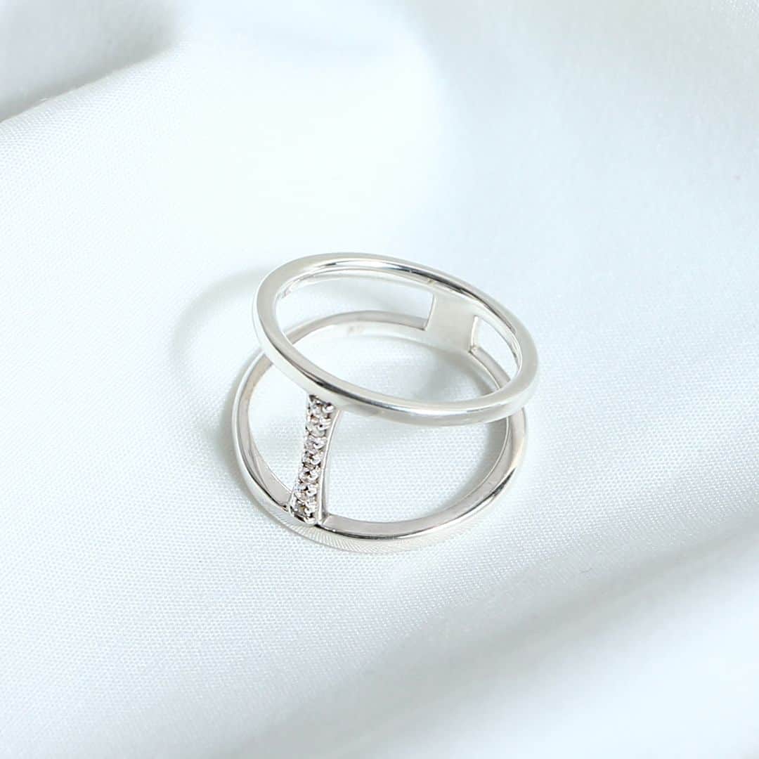 JUPITERさんのインスタグラム写真 - (JUPITERInstagram)「dignifiedリング ￥19,800  7石のホワイトサファイアが縦に並び、凛とした印象を放つシルバーリング 繊細に輝く縦のラインが、手指を美しく魅せてくれます。  #jupiter #jewelry #fashion #instajewelry  #fashionjewelry #instafashion #gift  #ring  #silver ＃whitesapphire #ジュピター #ジュエリー #ファッション #ギフト #リング #リングコーデ #シルバー #ホワイトサファイア」7月16日 18時00分 - jupiterjewelry_official