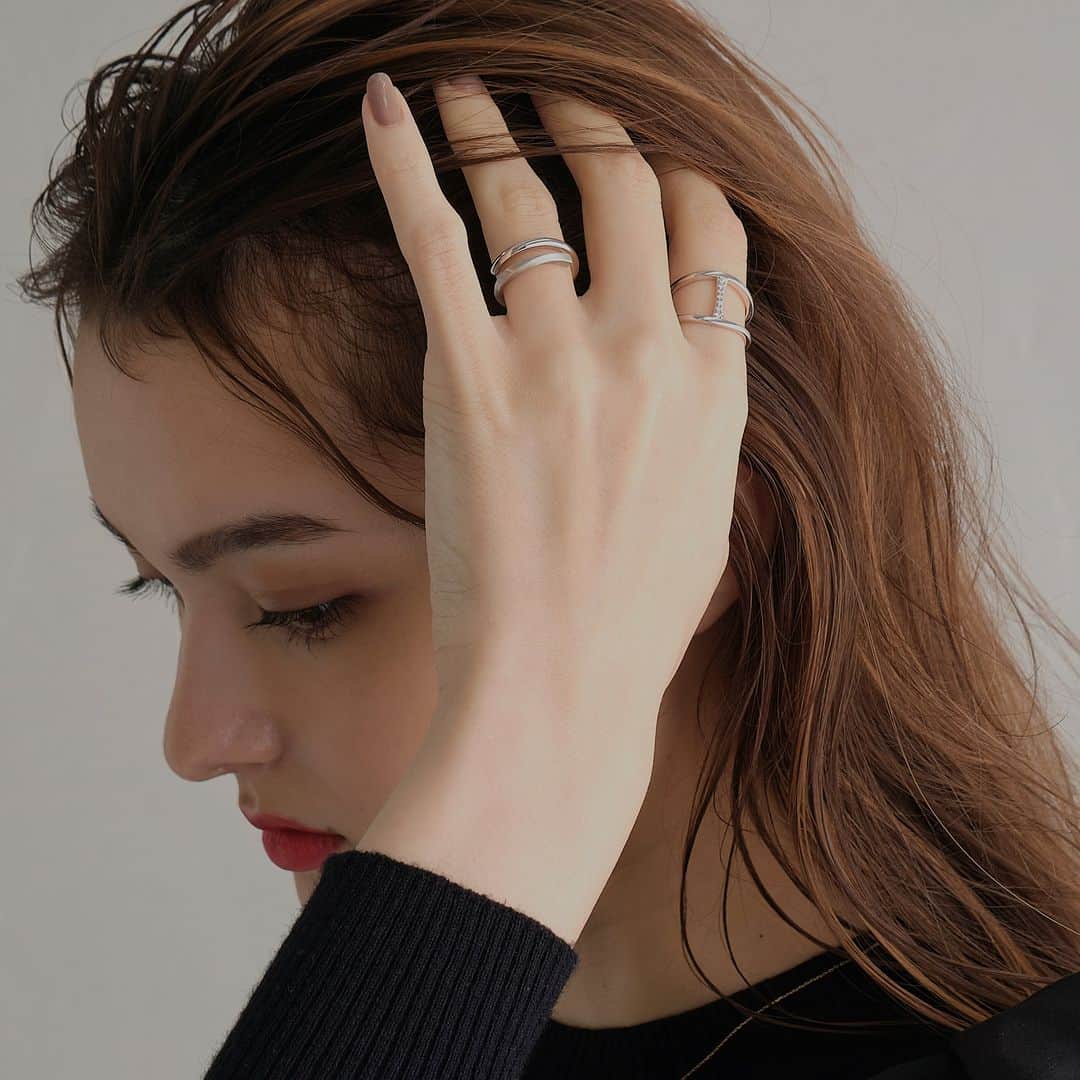 JUPITERさんのインスタグラム写真 - (JUPITERInstagram)「dignifiedリング ￥19,800  7石のホワイトサファイアが縦に並び、凛とした印象を放つシルバーリング 繊細に輝く縦のラインが、手指を美しく魅せてくれます。  #jupiter #jewelry #fashion #instajewelry  #fashionjewelry #instafashion #gift  #ring  #silver ＃whitesapphire #ジュピター #ジュエリー #ファッション #ギフト #リング #リングコーデ #シルバー #ホワイトサファイア」7月16日 18時00分 - jupiterjewelry_official