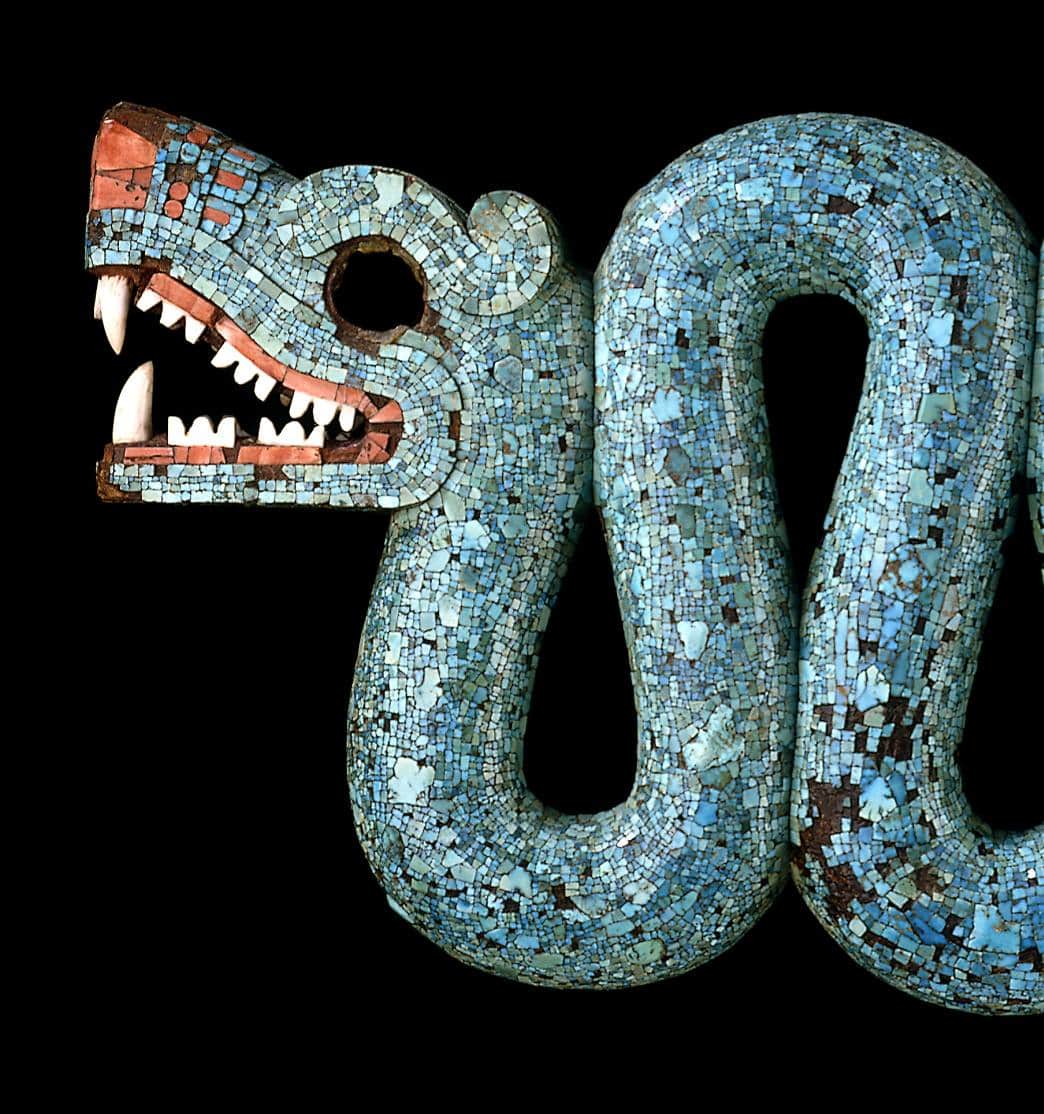 大英博物館のインスタグラム：「🐍 Today is #WorldSnakeDay, so we’re sharing this magnificent Mesoamerican mosaic 🐍  The beautiful blue colour of this serpent was created by meticulously arranging thousands of tiny turquoise tiles.   The snake’s curving body was carved over 500 years ago from a single piece of cedar wood. Turquoise tiles, as well as pieces of shell and coral, were then attached using an adhesive made of pine resin.  In Mesoamerica, serpents were associated with powers of regeneration and the ability to move between living and ancestral worlds. This piece was thought to have been worn on ceremonial occasions as a chest ornament.  🌊 Snakes were also associated with water due to their wave-like movements. Can you see any watery inspiration in this serpent’s undulating body? Swipe across for the full view 👉  🏛 This beautiful object is on display in Room 27 of the Museum – the Mexico gallery.  🔎 Double-headed serpent pectoral mosaic. Made from turquoise, cedar wood, and shell, from Mexico, around 1400-1521.   #BritishMuseum #Aztec #Turquoise #Mosiac」