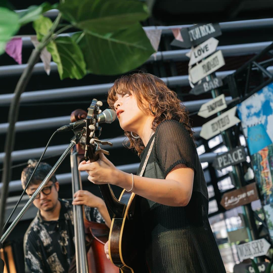 フジロック・フェスティバルのインスタグラム：「📸 優河 with 千葉広樹 ー FUJI ROCK WEEK 7.16 Sun ー at 東京ミッドタウン八重洲  FRF'23 7.29 sat - FIELD OF HEAVEN 優河 with 魔法バンドで登場！  Photos : @taiokonishi  #優河 #FUJIROCKWEEK #fujirock #fujirockfestival #フジロック」