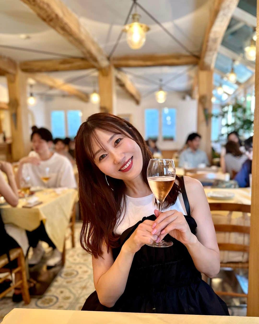 梅本理恵さんのインスタグラム写真 - (梅本理恵Instagram)「日曜日、ランチ。 ⁡ 行きたかったお店、 @napule.minamiaoyama  ⁡ ⁡ 前菜からすでにワインがすすみます。笑 息子は飲め（ま）ないので、ひとりで飲んでる。 美味しくて、食べすぎて、飲みすぎて、 お腹いっぱいになりました♡ ⁡ 付き合ってくれてありがとねー☺︎ ⁡ ⁡ ⁡ ⁡ ⁡ ⁡ #三連休の過ごし方 #日曜日 #日曜日ランチ #ランチ巡り #東京ランチ #東京ランチ巡り #表参道ランチ #表参道カフェ #tokyolunch #omotesandolunch #息子とランチ #美魔女 #はんなり美魔女 #梅本理恵 #モノトーンコーデ #今日も感謝 ☺︎♡」7月16日 17時54分 - rie___12ki