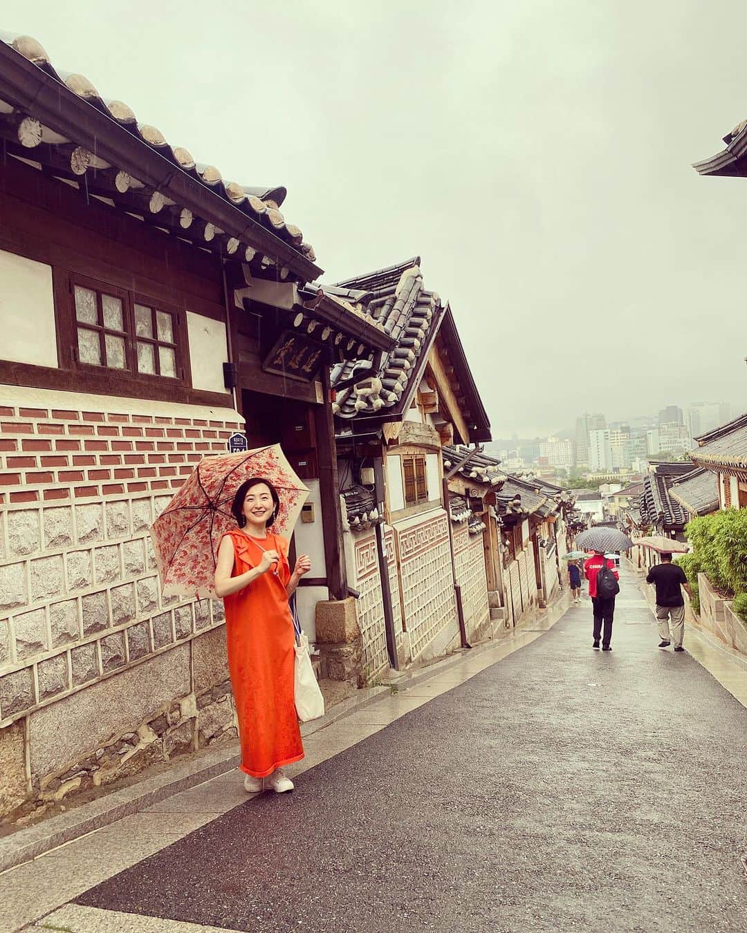 田添菜穂子さんのインスタグラム写真 - (田添菜穂子Instagram)「今回のソウル旅では古くからある街並みとアップタウン、どちらも訪れることができてとても興味深かったです。  日本にもすごく似た木造家屋はあるものの、中国、韓国、日本、で少しずつディテール変わっているのは、好みの違いでおもしろいなあ、と。韓屋という、昔ながらの建築物がティールームになっていたりもして、その中で韓国茶（私が飲んだのはオミジャ茶（五味子茶）！初めて飲みましたが、美味しすぎて買って帰りました！）をいただくのは楽しかったですし、またハノク（韓屋）の保存地区（ブッチョンハノクマウル・北村韓屋村）めぐりもステキでした！武家屋敷めぐりみたいな感じなのかな、日本でいうと。  イテウォン（梨泰院）は、ホテルから遠く夜行く勇気がなかったので、朝、どんなところか見てみましたが、確かに六本木の夜の街のような感じ。ブリティッシュパブやメキシカンバーがあってインターナショナルな雰囲気で楽しめるんだろうなあ。事故の場所は皆さんが追悼していて、私達も手を合わせました。  アックジョンロデオは、表参道や銀座以上にGUCCI、Louis Vuitton、 Hermès とたくさんのハイブランドが一つ一つ！！かなり大きなビルを並べていて、ハイストリートの規模に圧倒されました。付近には港区的高級マンションもたくさんあるのですが、少し行くと、昔からの10棟以上ある団地もあり、タキシードのようなスーツを着た人が高級車でお店に乗り付ける横をTシャツサンダルのラフな家族連れが信号待ちしていて、フォーマルとカジュアルが交差する街でした。  カンナムスタイルの曲で有名なカンナムは、ビルの大きさに圧倒されました！人も多くて地図を見るのに立ち止まるのにはばかられる感じ。 時間がなくてここはランチの時間しかなかったけど、もっと探検したかったです！  #北村韓屋村 #仁寺洞 #仁寺洞カフェ#伝統茶院 #チョントンタウォン #kyunginmuseum #梨泰院 #アックジョン #アックジョンロデオ #カンナム #江南」7月16日 17時56分 - nahokotazoe