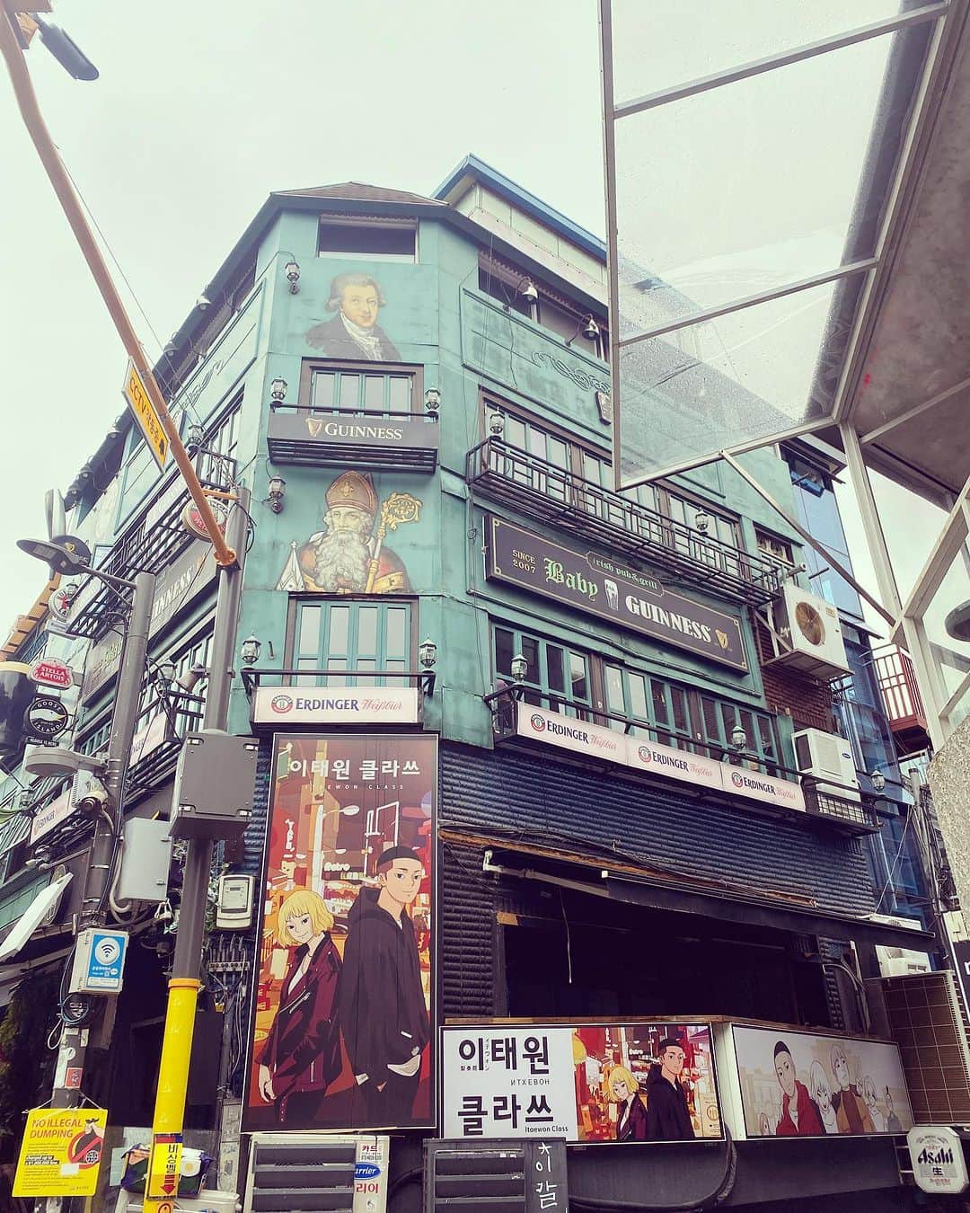 田添菜穂子さんのインスタグラム写真 - (田添菜穂子Instagram)「今回のソウル旅では古くからある街並みとアップタウン、どちらも訪れることができてとても興味深かったです。  日本にもすごく似た木造家屋はあるものの、中国、韓国、日本、で少しずつディテール変わっているのは、好みの違いでおもしろいなあ、と。韓屋という、昔ながらの建築物がティールームになっていたりもして、その中で韓国茶（私が飲んだのはオミジャ茶（五味子茶）！初めて飲みましたが、美味しすぎて買って帰りました！）をいただくのは楽しかったですし、またハノク（韓屋）の保存地区（ブッチョンハノクマウル・北村韓屋村）めぐりもステキでした！武家屋敷めぐりみたいな感じなのかな、日本でいうと。  イテウォン（梨泰院）は、ホテルから遠く夜行く勇気がなかったので、朝、どんなところか見てみましたが、確かに六本木の夜の街のような感じ。ブリティッシュパブやメキシカンバーがあってインターナショナルな雰囲気で楽しめるんだろうなあ。事故の場所は皆さんが追悼していて、私達も手を合わせました。  アックジョンロデオは、表参道や銀座以上にGUCCI、Louis Vuitton、 Hermès とたくさんのハイブランドが一つ一つ！！かなり大きなビルを並べていて、ハイストリートの規模に圧倒されました。付近には港区的高級マンションもたくさんあるのですが、少し行くと、昔からの10棟以上ある団地もあり、タキシードのようなスーツを着た人が高級車でお店に乗り付ける横をTシャツサンダルのラフな家族連れが信号待ちしていて、フォーマルとカジュアルが交差する街でした。  カンナムスタイルの曲で有名なカンナムは、ビルの大きさに圧倒されました！人も多くて地図を見るのに立ち止まるのにはばかられる感じ。 時間がなくてここはランチの時間しかなかったけど、もっと探検したかったです！  #北村韓屋村 #仁寺洞 #仁寺洞カフェ#伝統茶院 #チョントンタウォン #kyunginmuseum #梨泰院 #アックジョン #アックジョンロデオ #カンナム #江南」7月16日 17時56分 - nahokotazoe