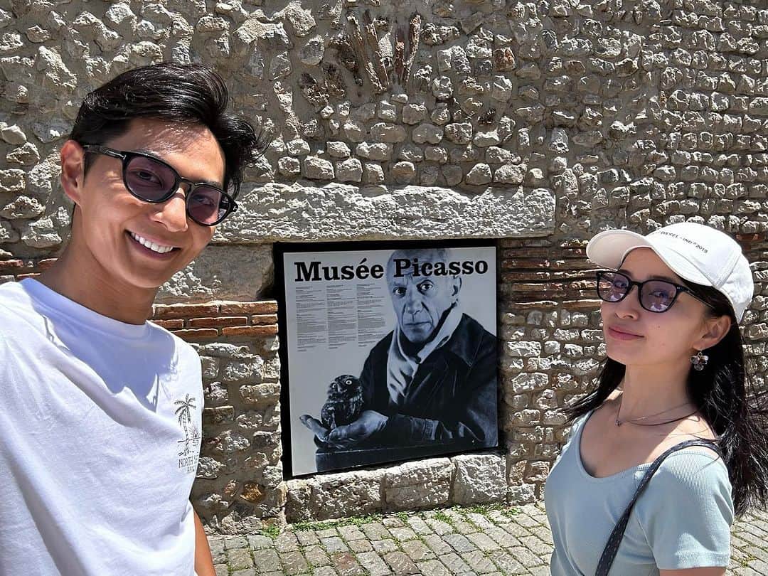 友永真也のインスタグラム：「南フランス🪻🏖️ ピカソ没後50周年を巡る🇫🇷🎨  まずニースからアンティーブという街まで車で30分🚙  ここには1枚目のピカソ美術館があります😄  なんとここは世界で初のピカソの名を冠した美術館となりました🖼️ 生前もこのお城の最上階をアトリエとして借りて制作活動をしていました🧑‍🎨 今もなおアトリエが現存しています！！ ちなみに現存しているアトリエはこちらのみです💁  2枚目はアンティーブの街並みです💐 色んな所から花が咲きファンタジーの世界観です😊   ３-7枚目はムージャンという街です！ ここは僕たち夫婦のお気に入りの場所となりました😍 カタツムリ🐌のような形の小さな街で、ガストロノミー(美食)の街として有名です♪  パブロピカソも晩年の12年をこの街で過ごしました👍 才能あふれる大金持ちであったピカソが最後に過ごすと決めた場所とだけあり、本当に素晴らしい所です✨  ランチはラマンディエで絶品料理を食べ、イケメンシェフ達と記念撮影もしました📷 @lamandierdemougins   6枚目 ピカソが少しの間過ごしたホテルの一室も見学出来ました😗 同じ所で同じ格好をして、少しだけで良いので絵心を分けて下さいと願ってきました🙏  8-10枚目はムージャンのホテルです🏨 @manoirdeletang  都会の喧騒から離れて、聞こえてくるのは鳥と蝉の声だけでした🦜 フランスの田舎ステイしたい方に是非お勧めします🇫🇷  @explorefrance  @visitcotedazur  #ExploreFrance  #CotedAzurFrance」