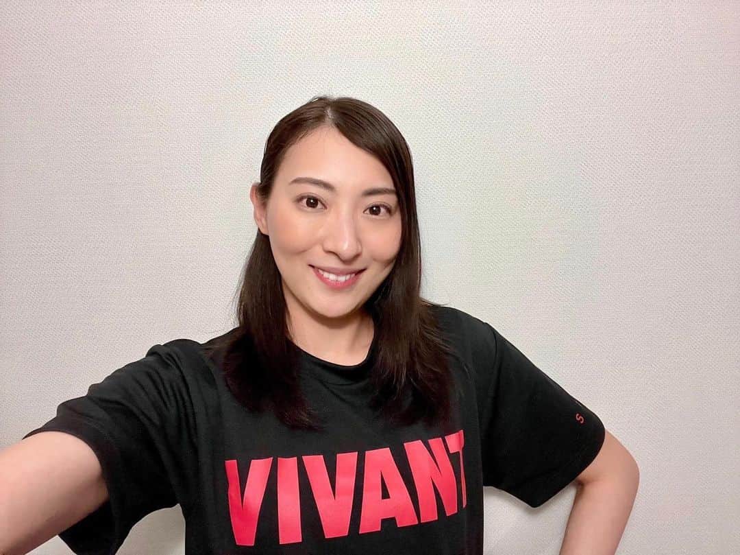 珠城りょうのインスタグラム：「こんばんは😃  TBS日曜劇場『VIVANT』が 本日の21時からついに放送されます‼︎‼︎  今日のオフショットは、 『VIVANT』スタッフTシャツが気に入って珠城が自分で撮った写真です。笑  珠城が着用してる『VIVANT』オリジナルTシャツの詳細はストーリーにてチェック✅できます🐈‍⬛ これでみなさんもVIVANTファミリーですね✨  皆さん、初回放送からぜひぜひ是非ご覧下さい🙇‍♂️  以上、 マネージャーでした💪🐈‍⬛  #堺雅人 さん #阿部寛 さん #二階堂ふみ さん #松坂桃李 さん #役所広司　さん  #珠城りょう  #ドラマ　#TBS #日曜劇場　#VIVANT #オリジナルTシャツ  #俳優　#actor  #敵か味方か #味方か敵か」
