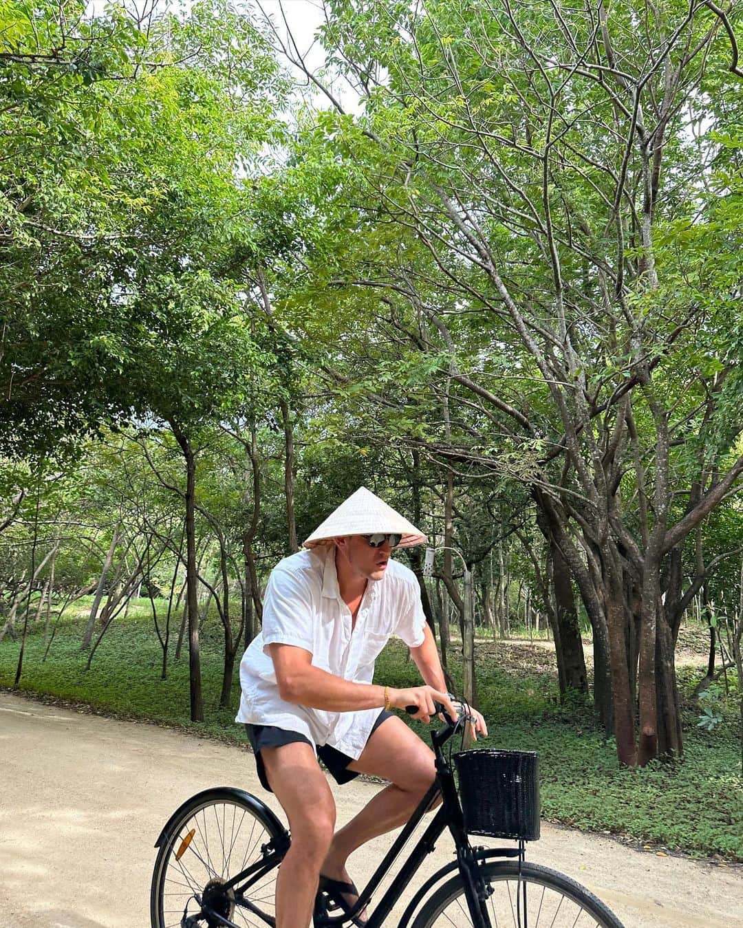 のインスタグラム：「Blending in with the locals 😂」