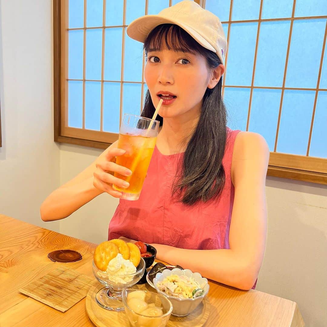 出口亜梨沙のインスタグラム：「昨日ももとご飯した👦🏻 毎度おなじみももが写真撮ってくれたよん👦🏻笑  りなちゃんが2日間限定でご飯屋さんを開いていたので行ってきました😌 夫婦で協力して、妹ちゃんもお手伝いしててめちゃくちゃいい空間だったな、、、  私も1週間限定でたこ焼き屋さんしたいな、、、」