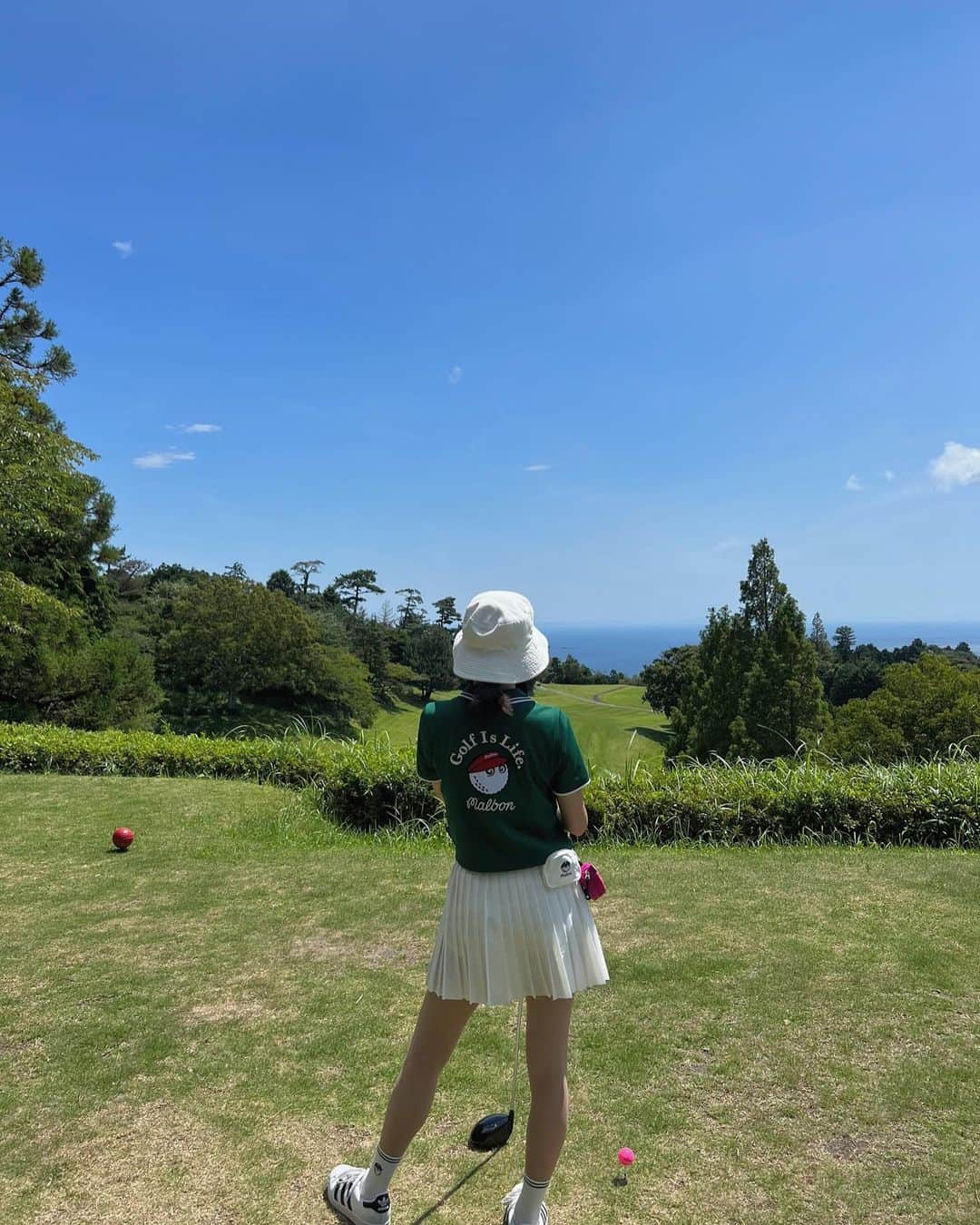 島田晴香のインスタグラム：「ゴルフ日和⛳️🏌️‍♀️ 気持ちよかったぁ🌻☀️  靴以外は @malbongolf  靴は @adidastokyo」