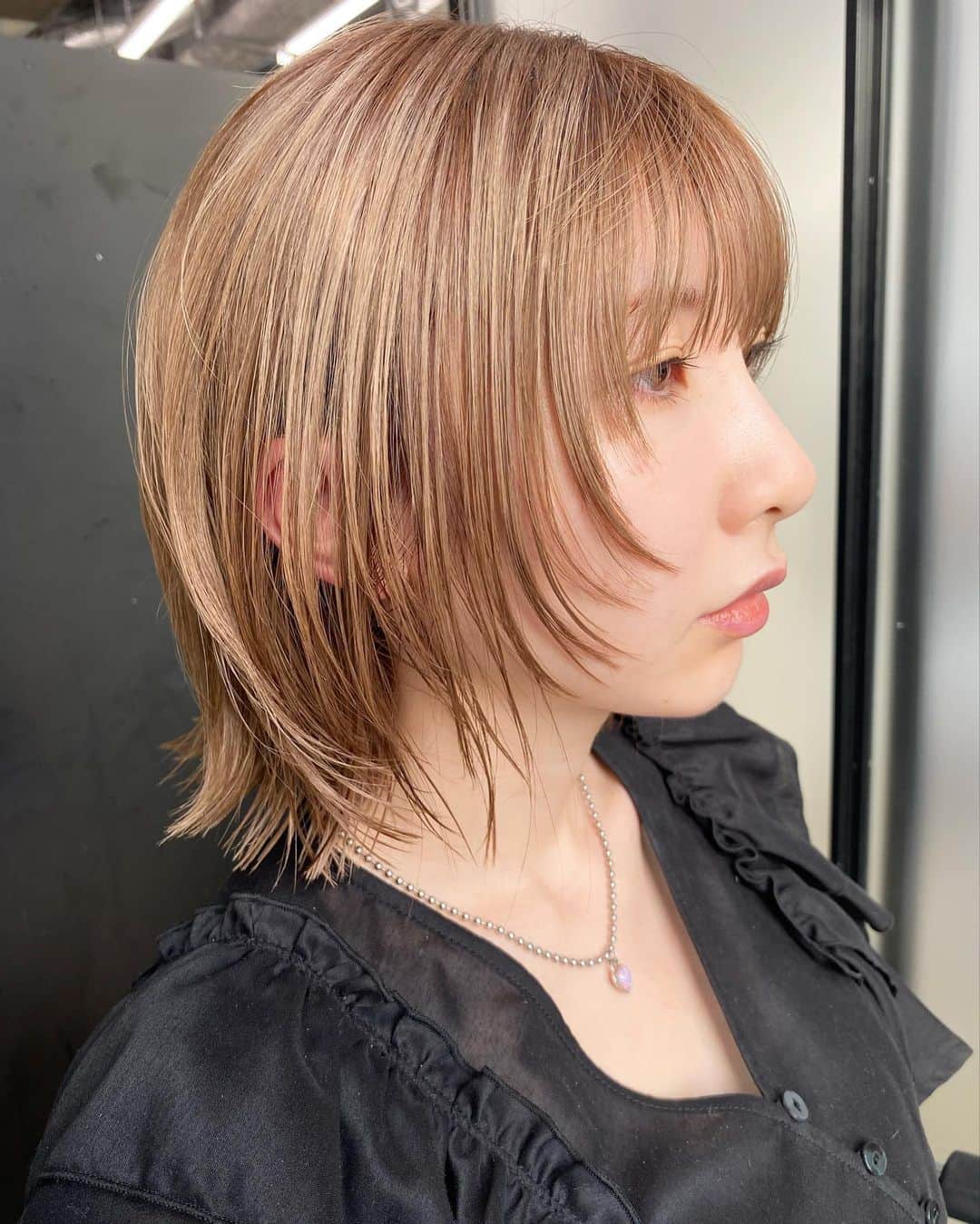 のインスタグラム：「〝brown layer〟  ほどよいbrownとbeigeの間の色です◎  顔まわりにはパラパラっとしたlayerを👏🏻」