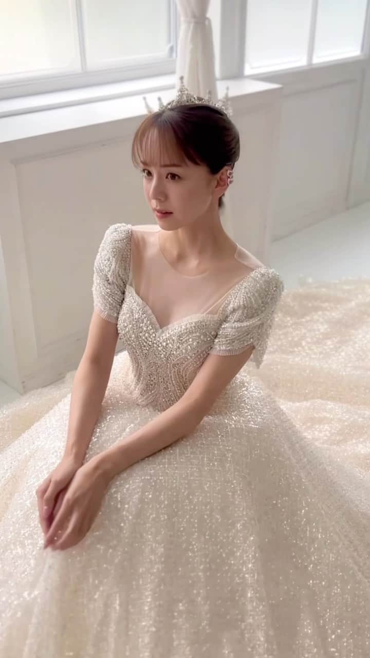 のインスタグラム：「※途中蛍光灯で画面チカチカしてます⚡️  韓国花嫁スタイル💐 斜めにつけたクラウンが可愛い👑  #ブライダルモデル#フリーランスモデル#プレ花嫁#ウェディング#洋装前撮り #結婚式コーデ #結婚式準備 #ウェディングドレス #ウェディングフォト #フォトウエディング #カラードレス#ブライダルメイク #ブライダルヘア#韓国ウェディング#韓国ウェディングドレス」