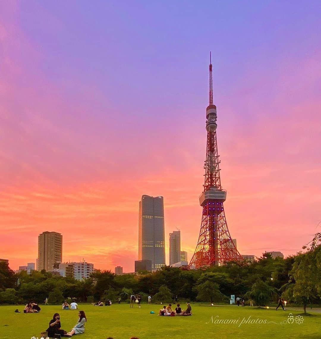 東京タワーさんのインスタグラム写真 - (東京タワーInstagram)「. なんと美しい夕焼け✨   夕焼けから夜景へと移りゆく 空のグラデーションに加えて、 芝公園の緑も美しいですね！   この素敵な瞬間を体験された 芝公園にいる皆さんが羨ましいです。   本日は、Your Toky Tower🗼から @nanami_radlover さんのお写真をご紹介！   素敵なお写真をありがとうございました😊  --------------------------------  【 お知らせ 】  # your_tokyotowerで あなたの東京タワー🗼をリポスト！  皆様からの投稿 どしどしお待ちしております！  @tokyotower_official の タグ付けもよろしくね🖐  詳細はプロフィールにある 固定されたフィード投稿から↓ @tokyotower_official  --------------------------------  #東京タワー #東京タワー🗼  #tokyotower #tokyotower🗼  #夕焼け #夕焼け空  #sunset」7月16日 18時09分 - tokyotower_official