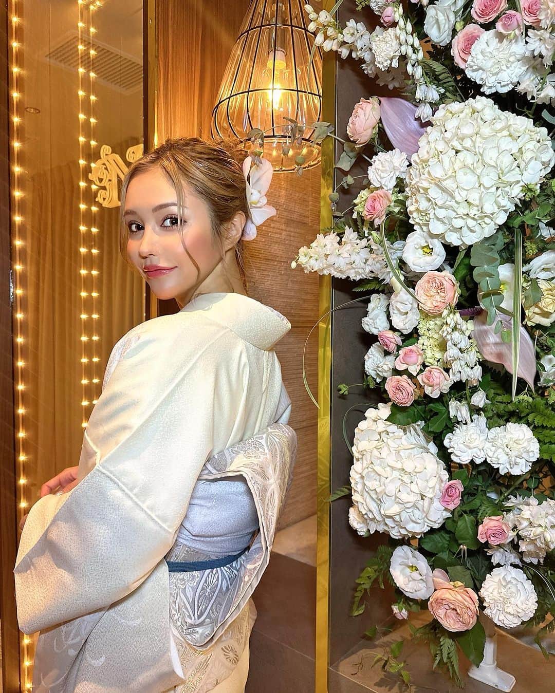 のいちゃんのインスタグラム：「. . ３日目最後のお着物は 白を基調とした大きなお花の ものを選びました😆かわいー 玄関のネオンの色を変えれるので 雰囲気を変えて映えることができました♡ . 三日間ご来店いただいたみなさま 本当にありがとうございました！ 今後ともよろしくお願いいたします . . . #afactory @club_nils_official  #北新地#進撃のノア#nils #のいちゃん#着物#着物女子」