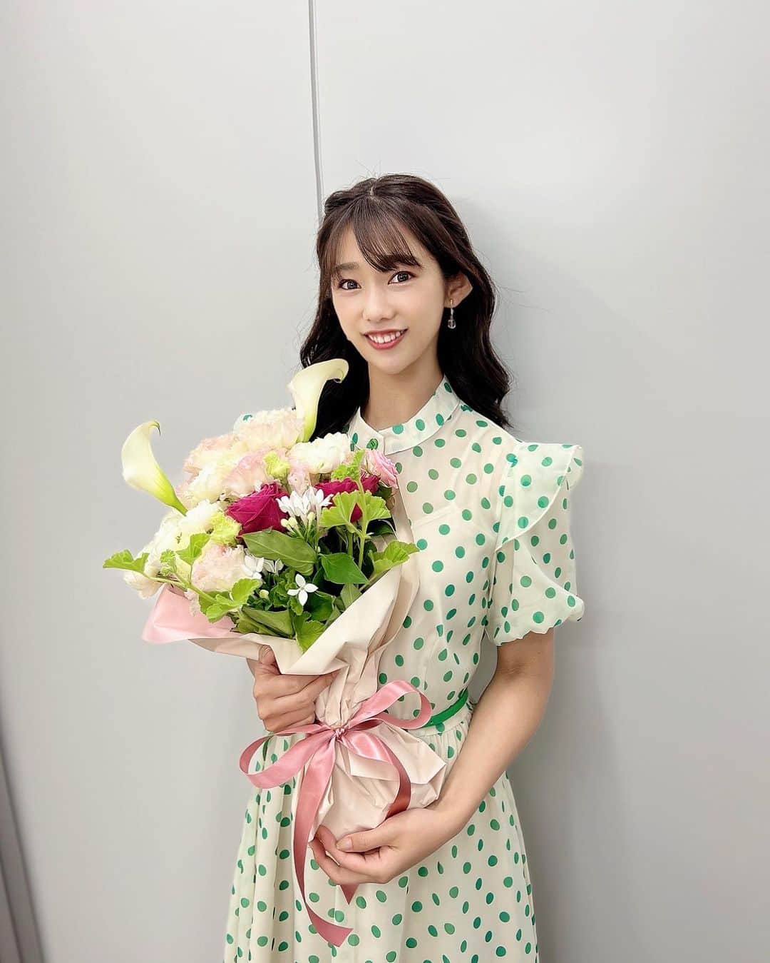 堀江聖夏のインスタグラム：「⌇‎8年目の番組📺♡ ⁡ 今年で8年目を迎える BS日テレ「汐留TV!」 ⁡ スタッフの皆様にお誕生日の お祝いをしていただきました🎂💕 ⁡ 始まったばかりの頃は 学生で右も左もわからない状態から 今もこうして温かく見守っていただき、 本当に感謝の気持ちでいっぱいです。 ⁡ きっとTVからもあったか〜い 空気感が伝わるかと思いますので ぜひ、ご覧ください😌 ⁡ ⁡ 毎週日曜22:54〜放送しています𓂃 𓈒❁⃘ ⁡ 衣装は ⁡ ワンピース：WildLily @wildlily_daikanyama  イヤリング：ABISTE @abiste_official  サンダル：DIANA @dianashoespress  ⁡ スタイリストのやまさん、いつも ありがとうございます♡  @stylist_sanae_ymsk_  ⁡ ⁡ ________________________________ #汐留TV #ワンピース #ワンピ #水玉ワンピース  #ドレス #夏服 #ブルベ冬 #wildlilydaikanyama」