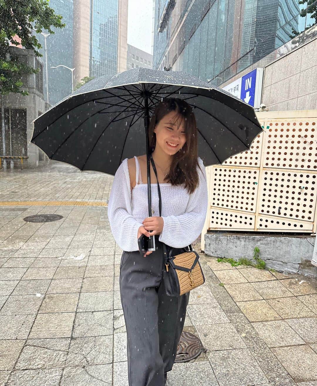 和田静里奈のインスタグラム：「☔️⚡️」