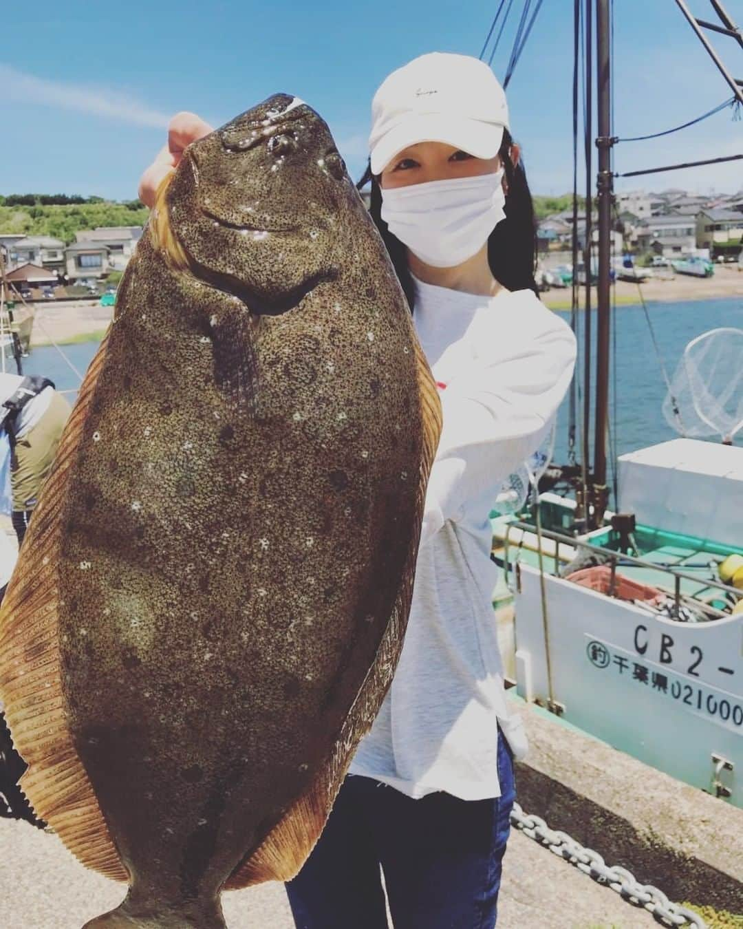 中村千尋のインスタグラム：「🌊 今日はヒラメ釣りに行ってきました  良いニュース 今まで生きてきた中で一番大きな魚が釣れた  悪いニュース スマホを海に落としました」