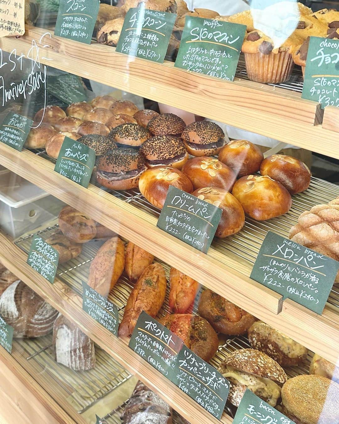 かほこ。さんのインスタグラム写真 - (かほこ。Instagram)「ㅤㅤㅤㅤㅤㅤㅤㅤㅤㅤㅤㅤㅤ ㅤㅤㅤㅤㅤㅤㅤㅤㅤㅤㅤㅤㅤ Slō 📍京都河原町 ㅤㅤㅤㅤㅤㅤㅤㅤㅤㅤㅤㅤㅤ まだまだ京都のパン屋さんを 載せられていないことに気付いた、、！ 食べ物はスレッズにまとめていく😭 こっちはゆっくり、、 ㅤㅤㅤㅤㅤㅤㅤㅤㅤㅤㅤㅤㅤ 小さめのお店に大行列。 （午前中には売り切れてしまうらしい！） たくさんの種類のパンが並んだショーケースに ワクワクしつつ🥰 割とお手頃な価格なのにびっくり！ ㅤㅤㅤㅤㅤㅤㅤㅤㅤㅤㅤㅤㅤ 暑い日だったし、すぐに食べるわけではなかったので こんなにも惣菜系がおいしそうなのに我慢して、、 クロワッサンと木の実のクロッカン、おじゃがと あともう1個何だったか忘れちゃったけど購入しました☺️ ㅤㅤㅤㅤㅤㅤㅤㅤㅤㅤㅤㅤㅤ 内装も、売ってるグッズとかも全部可愛くて パンも全部おいしかったからまた惣菜系も食べに 行きたいお店🥐✨ ㅤㅤㅤㅤㅤㅤㅤㅤㅤㅤㅤㅤㅤ #kaho_foodie」7月16日 18時24分 - xxokohakxx