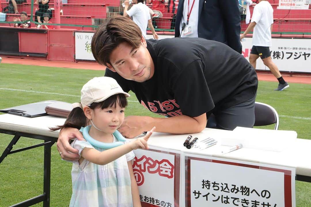 コンサドーレ札幌さんのインスタグラム写真 - (コンサドーレ札幌Instagram)「🔴2023サポーターズデー in 宮の沢白い恋人サッカー場⚫️  宮の沢白い恋人サッカー場でのイベントでは、過去最多となる延べ4,986人もの皆さまにご来場いただきました🙏誠にありがとうございます🙌  今シーズンの残り試合をしっかり戦えるよう、サポーターの皆さんと一緒に進んでいきます⚽️  #consadole #コンサドーレ #サポーターズデー #宮の沢白い恋人サッカー場  #金子拓郎 #小野伸二 #西大伍 #荒野拓馬 #松原修平 #岡村大八 #馬場晴也  #浅野雄也 #田中駿汰  #深井一希 #駒井善成 #ドーレくん #100万回のiloveyou  #サポーター」7月16日 18時33分 - hokkaido_consadole_sapporo