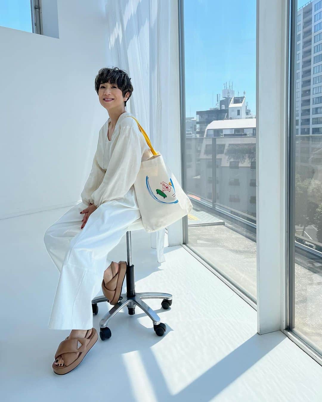 黒田知永子のインスタグラム：「. ☀️と青い空 Ivory のブラウスに珍しくWhite のパンツ🤍  ワンタッチの銀色の晴雨兼用傘をすごく便利で愛用してるんだけど、今日は太陽の勝ち…傘さしていてもジリジリとした日差でした😭💧  皆様ご自愛くださいね🫶  📣📣📣 7/15 @stand_fm 更新しました！ @stand_fm のアプリからかプロフィール欄のリンクツリーから聞くことができます。 お時間のある時にぜひ聞いてくださいね☺  blouse… @yunahica  pants & bag… @plan_c_official  sandal… @prada   #standfm  #黒田知永子のchikoplusチャンネル  #ラジオでおしゃべり #黒田知永子 #chiekokuroda」