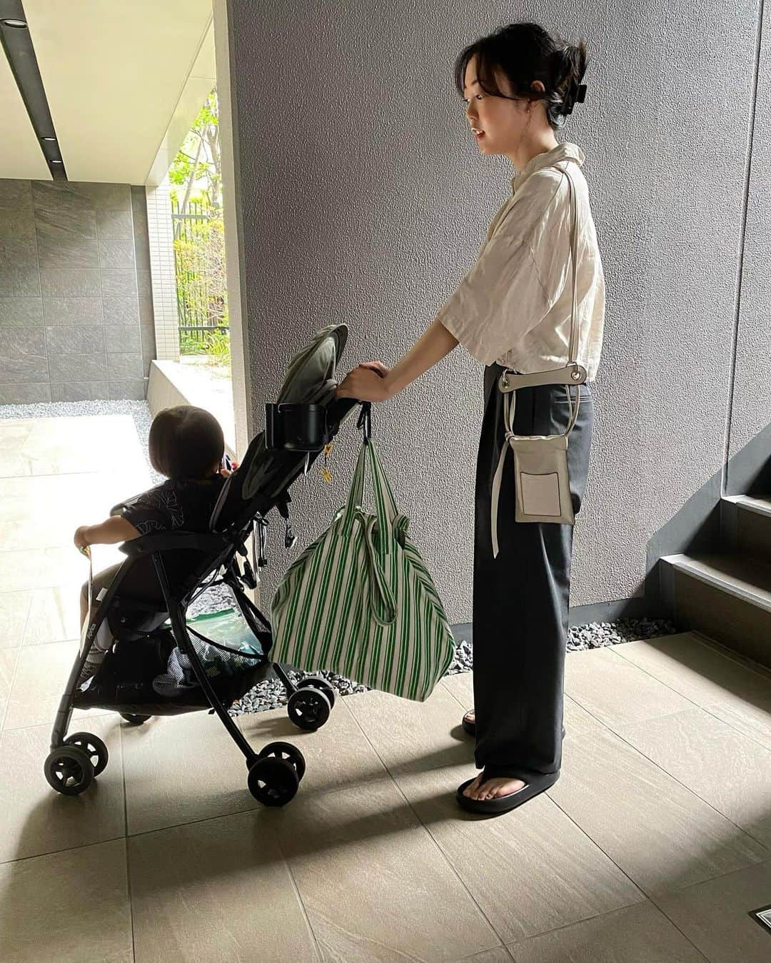 半田麗のインスタグラム：「いつかの私たち🐥 貴重品だけ身につけておけるサイズのショルダーバッグは、歩きたい盛りの息子と出かける時の超必需品。 @etul_official  あとは大きい方のバッグとベビーカーの荷物置きに何でもかんでも詰め込むスタイルです☺️ #マザーズバッグ #男の子ママ」