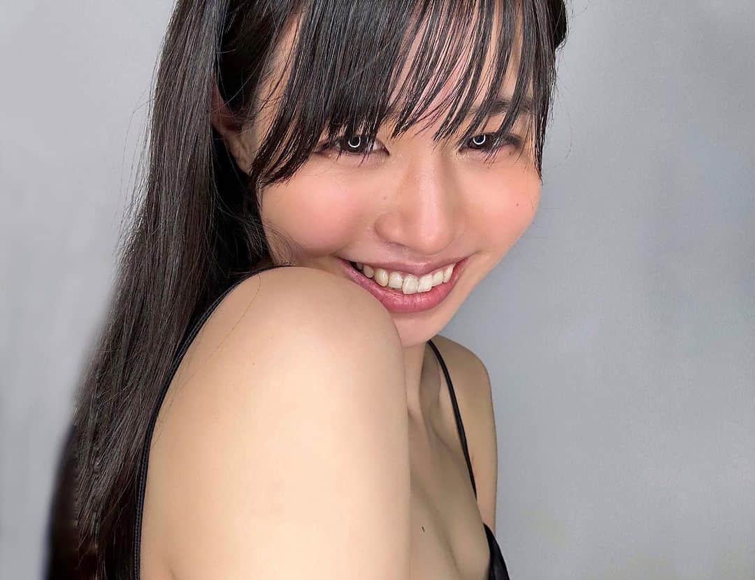 岩間夏美さんのインスタグラム写真 - (岩間夏美Instagram)「. . 紫外線対策頑張っても 気づいたら 「あれ？焼けた？」 と言われる私…😭  お気に入りの 外からボタミンC補給グッズを ご紹介します✨  ◎ビタミンC誘導体配合入浴料 肌のキメが整う&毛穴へのアプローチも♪ お風呂に入るだけなので ズボラな私にも続けやすくて大好き❤️笑  ◎メラノCC集中対策マスク SNSでもバズってたメラノCC！ 化粧水もあるけど 私はストレッチとかをしたいので 放置できるパックタイプ使ってます☺️  ◎メラノCC薬用美白ジェル さらっとしていて伸びもいいから 全身に使える&量もたっぷりで 日焼けしたかも…って日は 全身塗りたくって寝ます🤭 コレ塗り始めてから 肌もちもちになった気がする💐  どれも1,000円前後で 使い方も簡単なのでおすすめ🍋  ビタミンCは日焼け対策にも 日焼け後のケアにも使えるから 紫外線に負けず夏楽しみたい方 使ってみてね😊  ✺ ✳︎ ✺ ✳︎ ✺ ✳︎ ✺ ✳︎ ✺ ✳︎ フリーランスモデルとして活動しています💐 (遠方からのご依頼も受付中)  アパレル、ビューティー、ブライダルなど ショー、撮影、映像、MV対応可能です⸝⋆⸝⋆  ご依頼はDMまたはメールへお願いします▸◂  プロフィールや他の投稿はこちら ⇨ @iwama_natsumi  . . . . . #紫外線対策#美白対策 #ズボラ美容 #美容女子 #メラノcc #美白ジェル #ビタミンc誘導体 #入浴剤 #日焼け対策 #日焼けケア #高身長モデル #高身長女子 #被写体モデル #コーディネート #いいね返し #ファッションモデル #li̇ke4li̇ke #l4l #followme」7月16日 18時26分 - iwama_natsumi