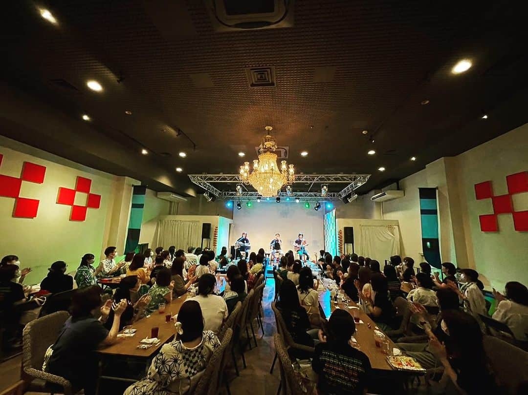 吉本大樹さんのインスタグラム写真 - (吉本大樹Instagram)「#doarock presents ファン感謝祭2023 in 沖縄🏝️🌺 #3WayStreet を完走した翌日の今日は、僕らのファンクラブ ”doarock” のPARTY🍻 過去77公演の中から記録用に撮っていたいくつかの映像を見返したり、番号ではなく都道府県で作ったビンゴをしたり、「涙そうそう」を歌ったり、サイン会&記念撮影会をしました。 沖縄で待っていてくださったファミリー、沖縄まで来てくれたファミリー、来れなかったファミリーの皆さんにも感謝の気持ちでいっぱいです🙏🏻 楽しかった！ありがとうございました！」7月16日 18時26分 - hiroyoshimoto