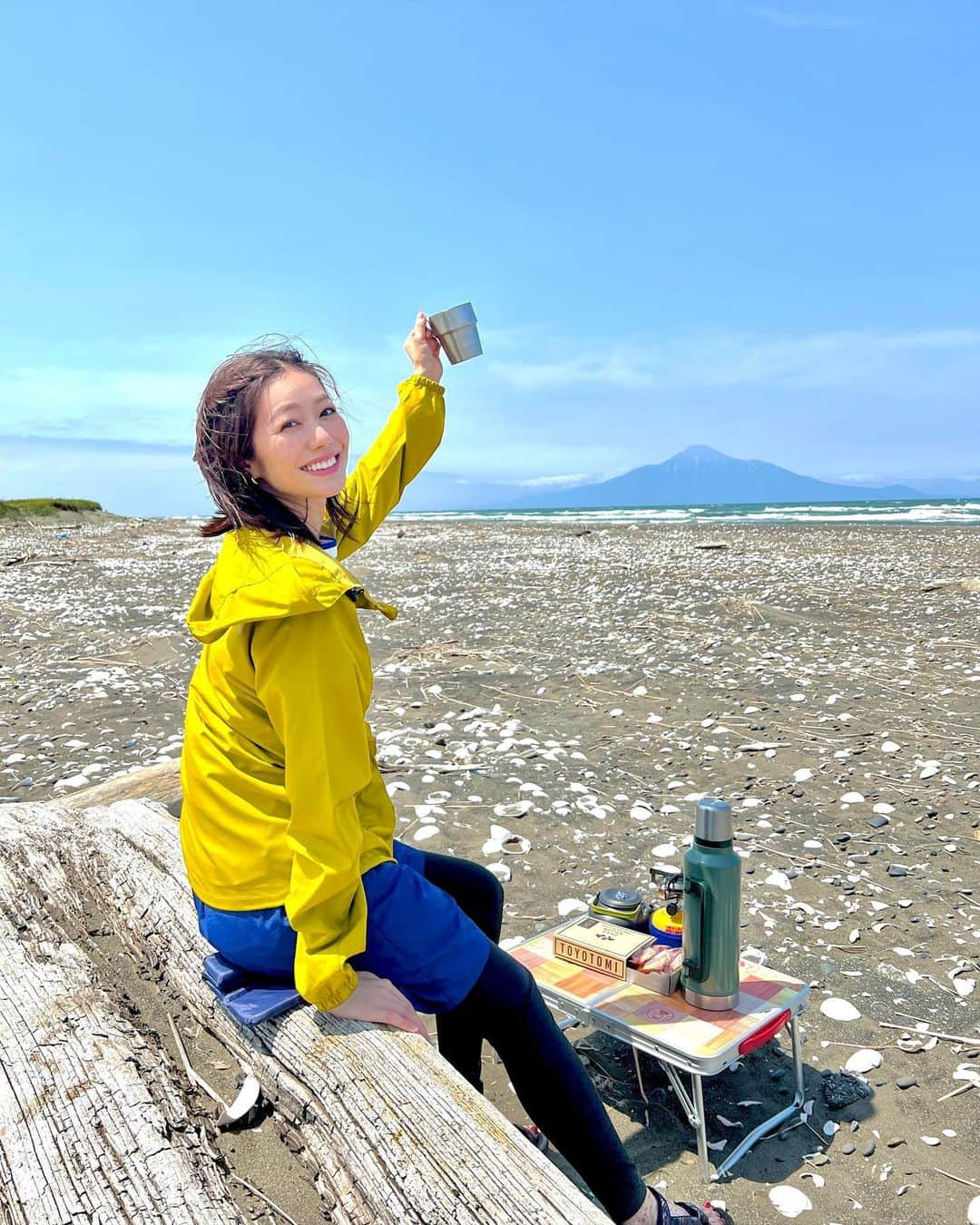 喜多よしかさんのインスタグラム写真 - (喜多よしかInstagram)「北海道最北端の稚内から、その先にある利尻島、利尻富士を見ながら贅沢な乾杯☕️🗻🌞  用意していただいた #とよとみバターみるくパイ の優しい甘さも沁みた…  日本最北端の風は相変わらず力強いけど、アクティビティも最高に気持ちよかったです。 晴れていて案外日差しが強く日焼け止め必須でした。  この川の色は汚れでは無く、モール温泉のように栄養たっぷりな状態ということらしい。知らなかった…  そして足元にたっくさん落ちている白い貝、なんとホッキ貝だそうです。  ホッキ貝といえば苫小牧のイメージでしたが、稚内でもホッキ貝は美味しくて有名なんだとか。  長年北海道を沢山ロケでお邪魔してきたけど、まだまだ知らないことだらけで魅力的。  はぁーあんなにたらふくいただいたのに、もう海鮮欲が…🦐🍣🐙 道北の海鮮、本当に美味しかったなぁ…  #利尻富士 #利尻島 #稚内#リバーカヤック#シーカヤック#北海道アクティビティ #道北旅#北海道旅行 #撮影モデル#東京モデル#喜多よしか」7月16日 18時28分 - yoshika_1002_official