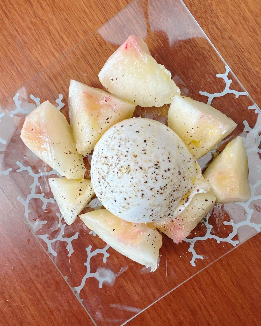 生天目仁美 さんのインスタグラム写真 - (生天目仁美 Instagram)「桃とチーズ 美味い」7月16日 18時28分 - naba3po