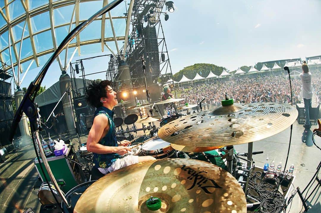 ねぎのインスタグラム：「2023.07.16 国営ひたち海浜公園 『LuckyFes'23』  ありがとうございました！ 2023年夏フェス1発目🔥 今年も暴れまくるよ〜😎  初めてLIVE中に鼻血出てめちゃ面白くなっててんけど写真にはあんまり写ってなかった🤣笑  普段から仲良しな先輩、友達と会えたりするのもフェスの醍醐味！  今日はハンブレのでらし君(2枚目) アイドラのけんじさん(3枚目) に会えました✨」