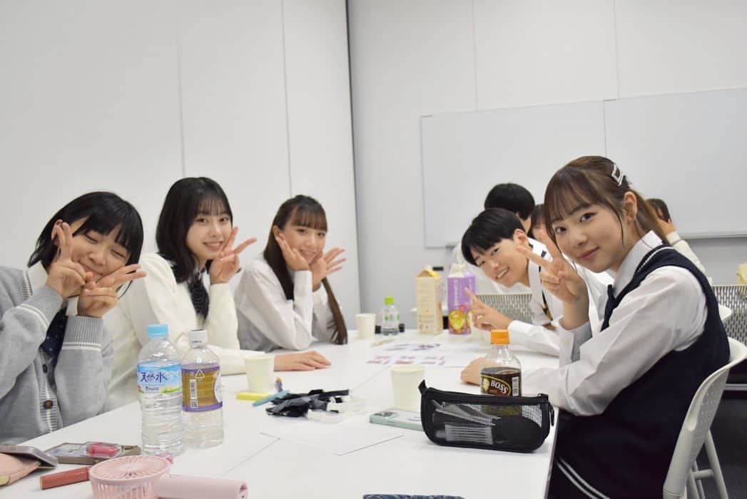 あんさんのインスタグラム写真 - (あんInstagram)「🎀🤍  なんと、！ カンコー委員会6期生の活動で、いま制服のリボン作りをしています〜！！！！！わーい🎀  どの色が一番制服に合わせやすいかな〜とか、色々な観点から一生懸命考えてるから完成するのが楽しみです...♡ みんなもどんなのができるか楽しみにしててくれたら嬉しいな！！！  ちなみに、、 私は何色のリボン担当でしょーーーか！ 予想を絵文字でコメントしてね🙃 ❤️🧡💛💚🩵💜🩷  #カンコー委員会6期生 #カンコーショップ原宿 #なんちゃって制服 #制服コーデ #ベイビーチャンネル #pr #JK」7月19日 19時00分 - annpeach__