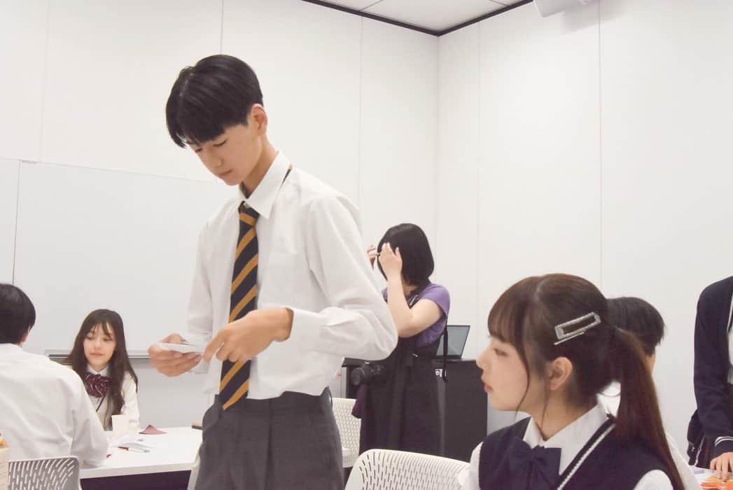 あんさんのインスタグラム写真 - (あんInstagram)「🎀🤍  なんと、！ カンコー委員会6期生の活動で、いま制服のリボン作りをしています〜！！！！！わーい🎀  どの色が一番制服に合わせやすいかな〜とか、色々な観点から一生懸命考えてるから完成するのが楽しみです...♡ みんなもどんなのができるか楽しみにしててくれたら嬉しいな！！！  ちなみに、、 私は何色のリボン担当でしょーーーか！ 予想を絵文字でコメントしてね🙃 ❤️🧡💛💚🩵💜🩷  #カンコー委員会6期生 #カンコーショップ原宿 #なんちゃって制服 #制服コーデ #ベイビーチャンネル #pr #JK」7月19日 19時00分 - annpeach__