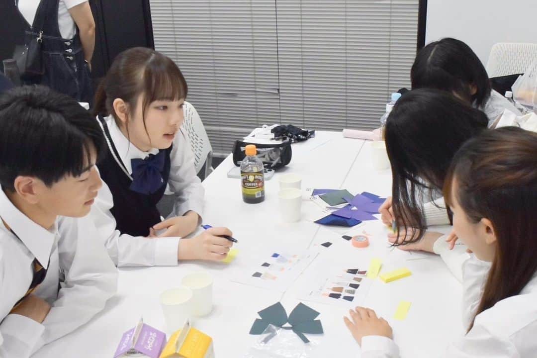 あんさんのインスタグラム写真 - (あんInstagram)「🎀🤍  なんと、！ カンコー委員会6期生の活動で、いま制服のリボン作りをしています〜！！！！！わーい🎀  どの色が一番制服に合わせやすいかな〜とか、色々な観点から一生懸命考えてるから完成するのが楽しみです...♡ みんなもどんなのができるか楽しみにしててくれたら嬉しいな！！！  ちなみに、、 私は何色のリボン担当でしょーーーか！ 予想を絵文字でコメントしてね🙃 ❤️🧡💛💚🩵💜🩷  #カンコー委員会6期生 #カンコーショップ原宿 #なんちゃって制服 #制服コーデ #ベイビーチャンネル #pr #JK」7月19日 19時00分 - annpeach__