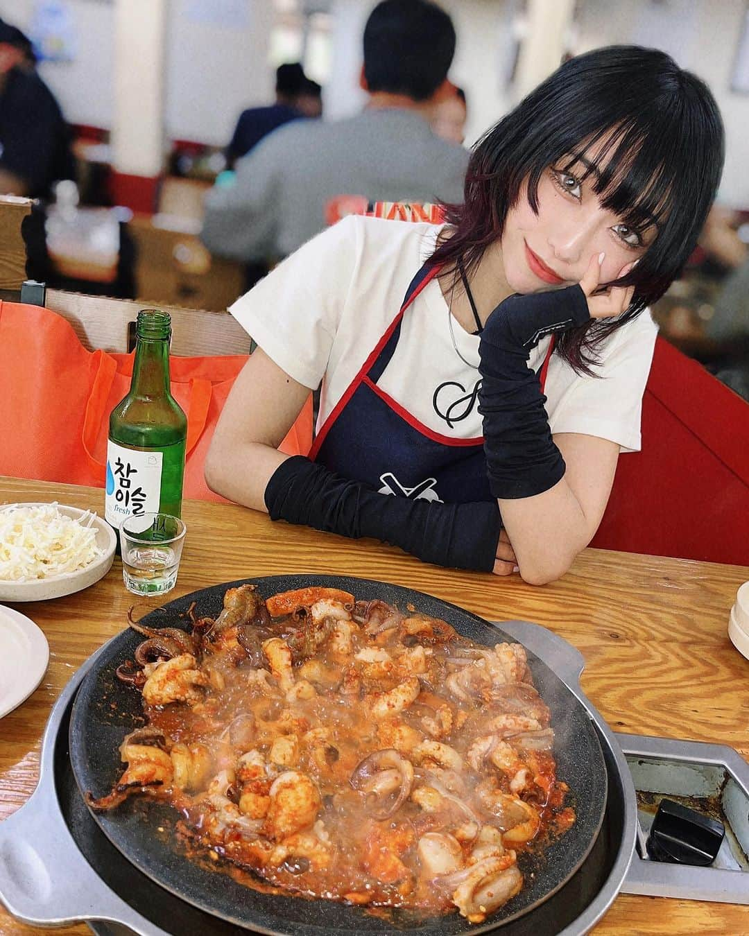 YU-KAのインスタグラム：「🌶️ #激辛部   韓国 ソウル へ  本場の激辛イイダコ料理を食べに🐙  「ナ・ジョンスンハルメチュクミ 龍頭店」  龍頭洞チュクミ通りの中でも 一番辛いと口コミで書いてあった人気店。  メニューこれしかないから入店と同時に有無を言わさずこれが出てくるんです笑  煮詰まる程辛さも旨味も増しで最高でした🌶️ ここは絶対激辛好きの人には行って欲しい。  #ナジョンスンハルメチュクミ #チュクミ  #나정순할매쭈꾸미 #추쿠미 #서울 #seoul #ソウル」