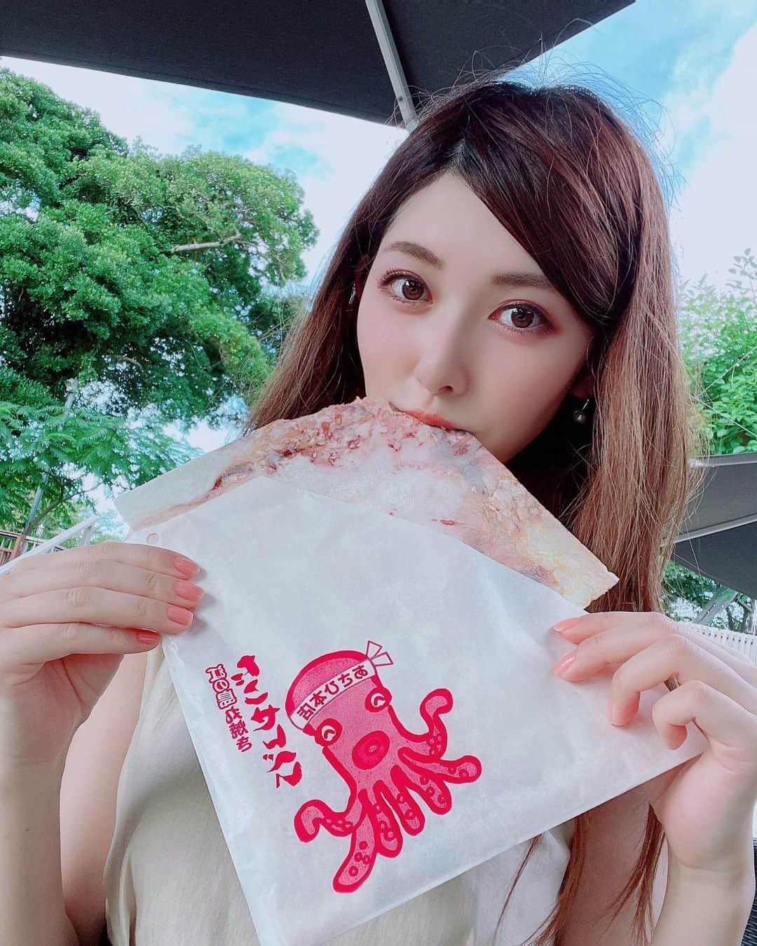 橘ゆりかのインスタグラム：「🐙TAKOSEN🐙 ⁡ ⁡ 江の島険しい道多すぎたしこんな歩くところと思わなかったから今度行くなら絶対スニーカー履いて行こう😌 ⁡  ⁡ #江ノ島⁡ #お散歩 #江の島 #江島神社 #橘ゆりか #夏休み  #enoshima #たこせん #シーキャンドル」