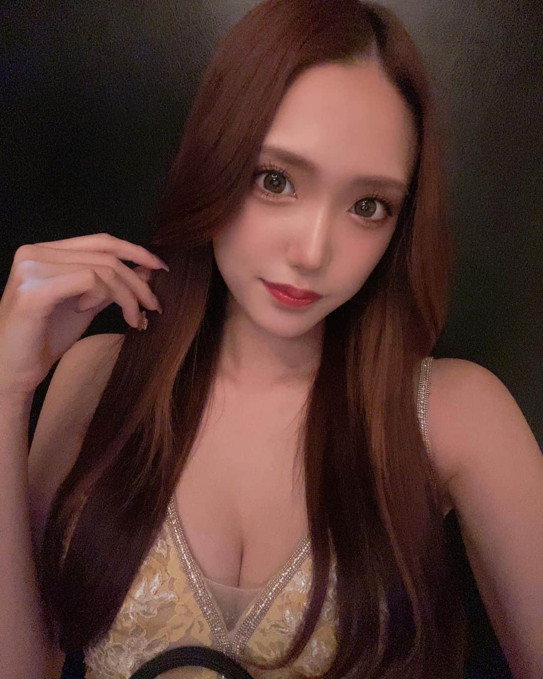 沙季のインスタグラム：「✊🏻‎❤️‍🔥  たまにはストレートも🥺  巻き髪かストレート どっちがよき？🐷🐷  #ストレートヘア #ヘアセット #ヘアメイク #hair #キャバ嬢 #キャバクラ #キャバクラ嬢 #キャバドレス」