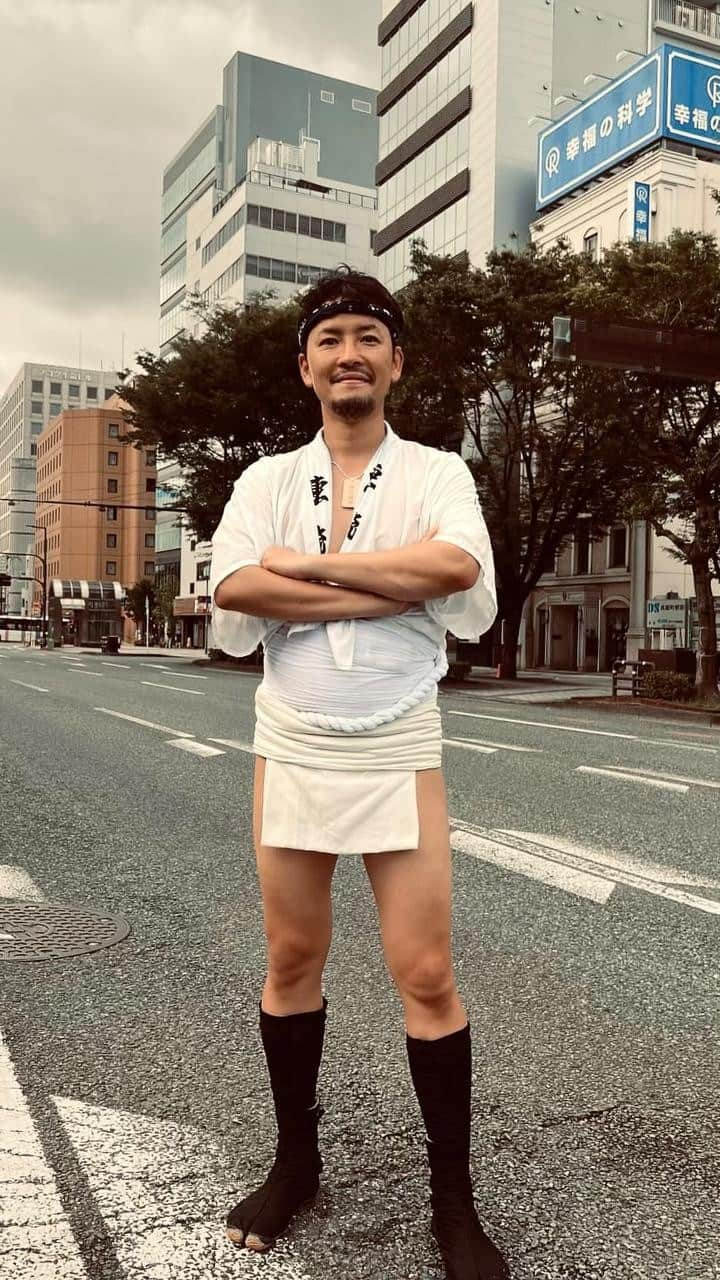 小柳津林太郎のインスタグラム：「This is so called Japanese TRADITION!!! Hakata Gion Yamakasa!!!  今年博多祇園山笠に初参加させて頂きました。ご指導頂いた先輩達筆頭に、祭に関わった全ての方々に感謝しております。  この歳になって新たな強烈な体験をさせて頂いたこと、全く違うバックグラウンドの新たな仲間達との出会いはとても尊いです。年齢とか仕事の立場とか全く関係なく、関わった年月と背負っている覚悟の世界。個人的には、とても厳しかったPL学園高校時代、大学の部活時代を良い意味で思い出す、初心にかえれる瞬間でした。  多くを語りたいところですが、博多の漢達の本気を当事者として感じれたことは、これからのビジネス人生においても、改めて気合いを入れ直す大きな刺激になりました！  #福岡 #博多 #山笠 #東流 #上東町 #おいさー #山のぼせ  #マイメン #っていったら怒られるかな？（笑）  Special Thanks to @miniyutaka1229 @yu1226oisa @yamashige9560 @hakata01 @yamakasa_navi @shinyan0926 @huconnect @15taisuke  ※他にまインスタのアカウント知らない方々が多数...」