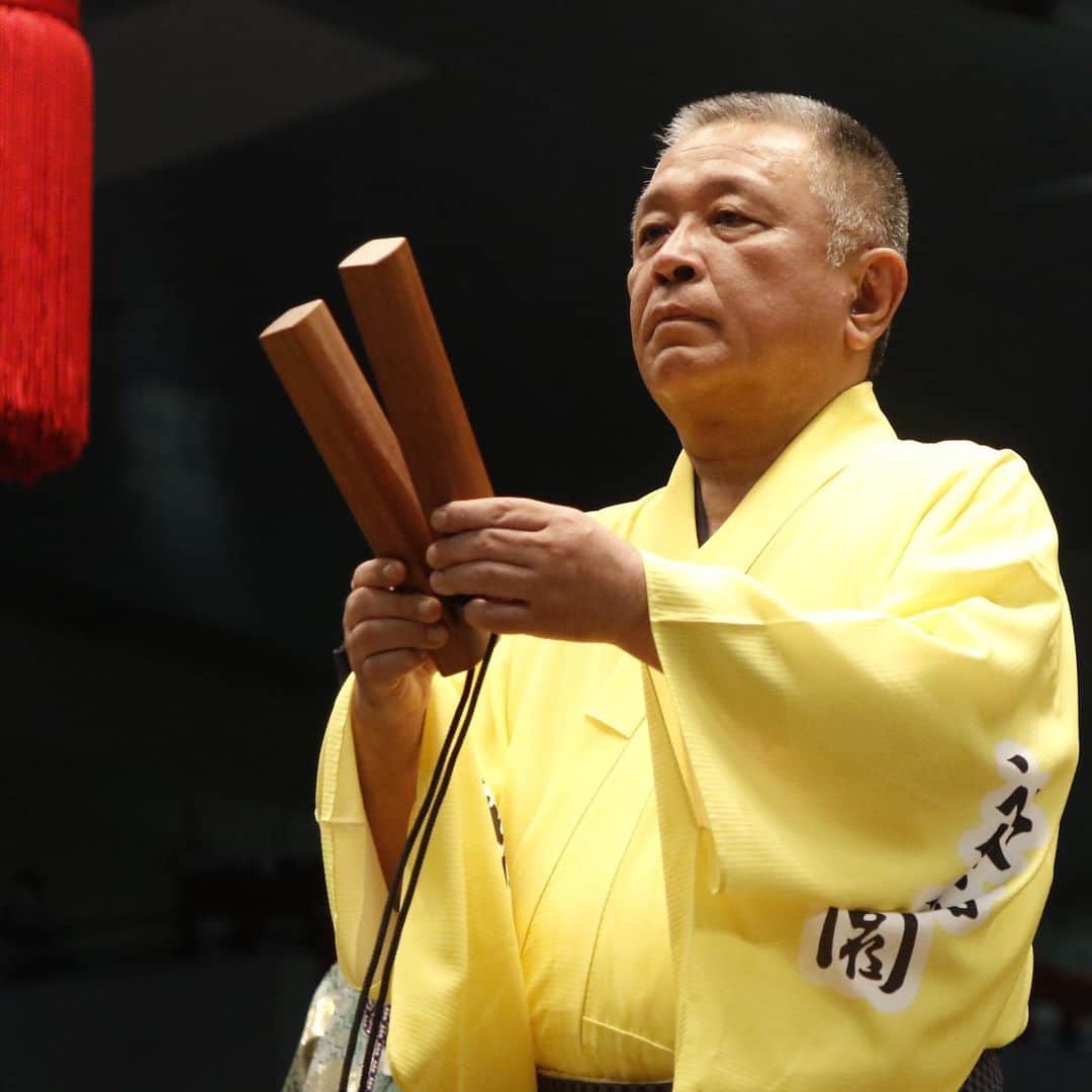 日本相撲協会さんのインスタグラム写真 - (日本相撲協会Instagram)「大相撲名古屋場所八日目！  本日より朝乃山が休場。 対戦相手の大栄翔は不戦勝となり6勝目。 翠富士が大関霧島を下手投げで破った。  本日は#呼出し 特集です。 力士を呼び上げる「声」にも是非ご注目下さい。  @sumokyokai  #大相撲 #sumo #相撲 #力士 #お相撲さん #japanphoto #sumowrestlers #japanculture  #七月場所 #名古屋場所 #ドルフィンズアリーナ #次郎 #克之 #志朗 #重夫 #吾郎 #幸吉 #旭 #隆二 #琴三 #琴吉 #大吉 #照喜 #幸司 #利樹之丞 #光昭」7月16日 18時35分 - sumokyokai