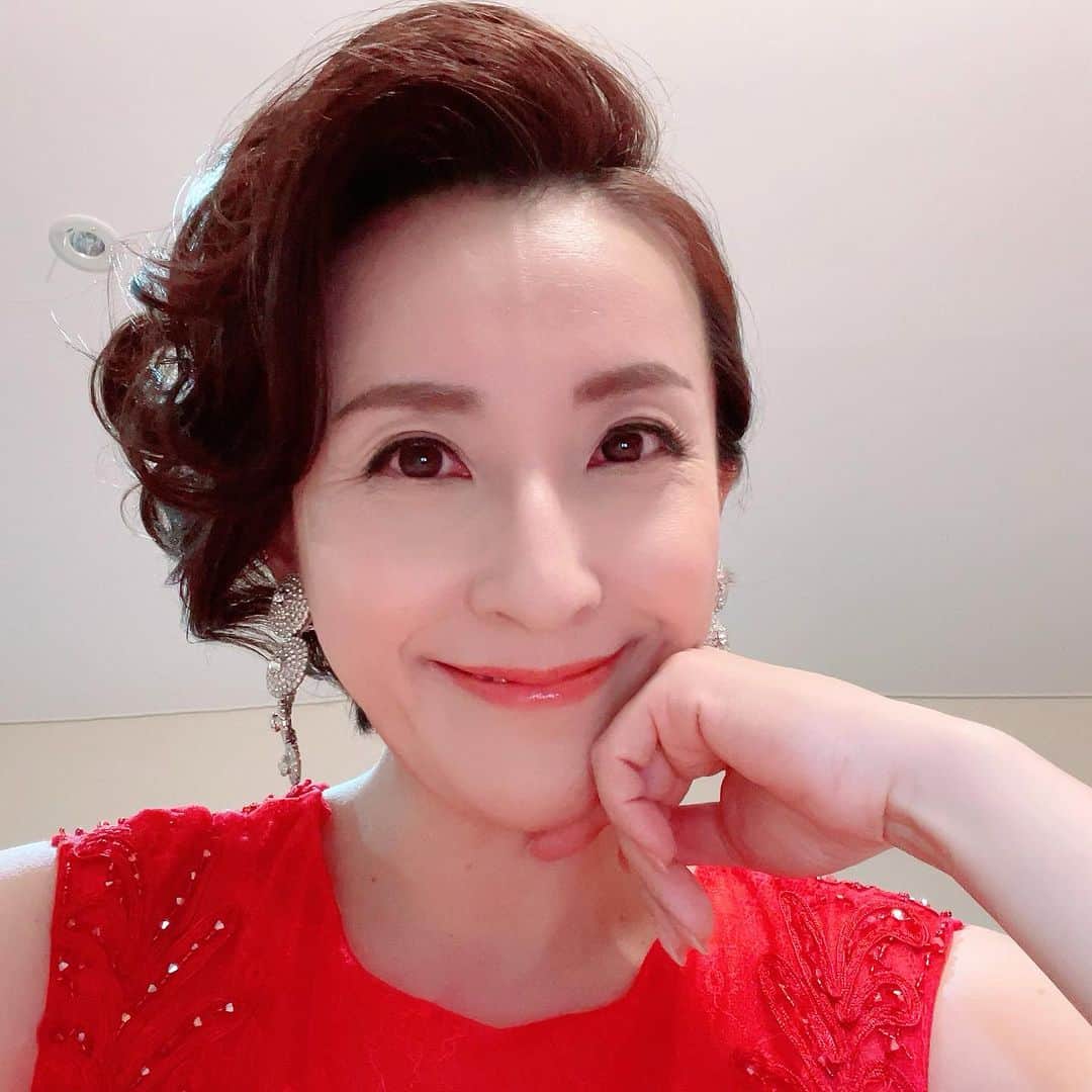 水田竜子のインスタグラム：「🎤🎤🎤 今日は さるふつ観光まつり🎵 ・ これから出番です🎤 ・ あいにくの雨ですが 楽しく歌ってまいりまーす❤︎ ・ ・ ・ #水田竜子 #Japan #singer #演歌 #ドレス #さるふつ観光まつり #猿払」
