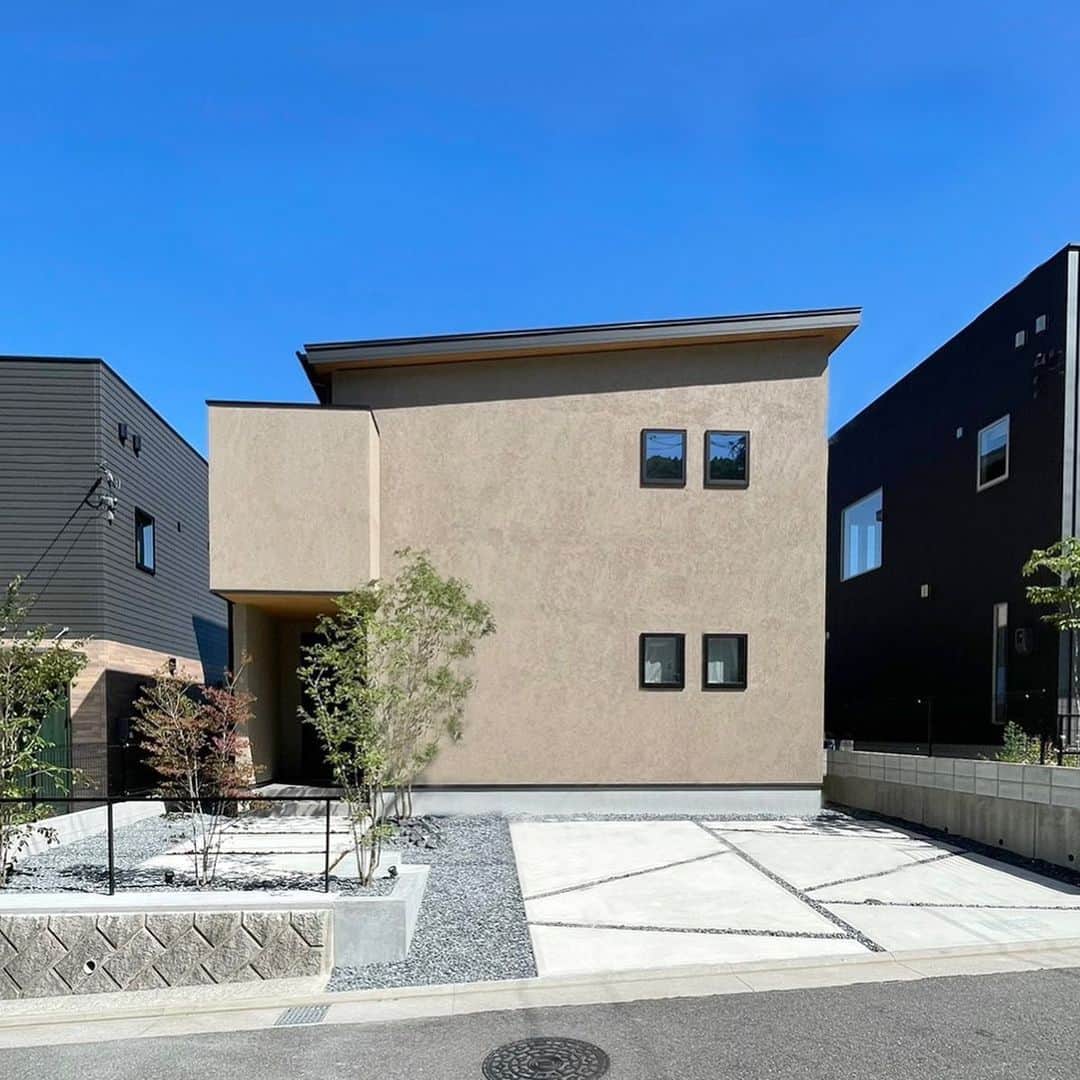 西本ハウスのインスタグラム：「7/22sat春日野モデルハウス New Open！フルオーダー住宅“非日常を味わう ホテルライクな家”  西本ハウスの建築家がデザインした、オリジナルプランのモデルハウスです。  ◇家族や友人と楽しい時間を過ごす セカンドリビング ◇ガラスドアで仕切られた開放感溢れるリビングダイニング ◇癒しのサウナスペース など… 洗練されたホテルライクな空間で “非日常な暮らし”を体感できます。  詳細は @nishimoto_house のハイライト[イベント]よりご覧になれます🌿  𓐄 𓐄 𓐄 𓐄 𓐄 𓐄 𓐄 𓐄 𓐄 𓐄 𓐄 𓐄 𓐄   施工写真・間取り集を LINEで無料ダウンロードできます ▼ハイライト[カタログDL]を𝑪𝒉𝒆𝒄𝒌 @nishimoto_house  𓐄 𓐄 𓐄 𓐄 𓐄 𓐄 𓐄 𓐄 𓐄 𓐄 𓐄 𓐄 𓐄  ⁡ 𖠿見学会・イベント予約 𖠿資料請求 𖠿家づくりのご相談 ⁡ DMまたは ハイライト・プロフィール画面の𝚄𝚁𝙻から ···▸� @nishimoto_house  𓐄 𓐄 𓐄 𓐄 𓐄 𓐄 𓐄 𓐄 𓐄 𓐄 𓐄 𓐄 𓐄 𓐄 𓐄 𓐄 𓐄 𓐄 ⁡ 🏠モデルハウス （春日野展示場） 土日平日見学🆗 住所：安佐南区山本新町4丁目34 当日予約もできます☏：0120-454-561 ⁡ 𓐄 𓐄 𓐄 𓐄 𓐄 𓐄 𓐄 𓐄 𓐄 𓐄 𓐄 𓐄 𓐄 𓐄 𓐄 𓐄 𓐄 𓐄   #西本ハウス が大切にしているのは 「家を建てた後の暮らし」。  “家に帰るのが楽しみになる。家族が毎日笑顔で豊かな暮らしを送れる。”そんな家づくりをしています。 ローコスト・規格・注文住宅など多彩な商品で、お客様の理想のライフスタイルに合ったご提案を致します📝  広島で創業55年/株式会社西本ハウス 住所:広島県広島市東区牛田新町4丁目8-40 𝖳𝖤𝖫:082-229-4561  ＠nishimoto_house  LIFE STAGE GROUP 福山・倉敷で建てるなら @__naturalhouse__ 名古屋で建てるなら @nagoya_naturalhouse  #広島モデルハウス  #春日野モデルハウス #広島見学会  #土間スペースのある家  #ホテルライクな家  #ホテルライクな暮らし  #ホテルライクインテリア  #家づくりアイデア #間取り #広島家づくり #広島工務店  #ローコストデザイン住宅 #注文住宅 #西本ハウス #広島新築」