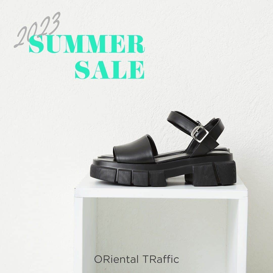 orientaltrafficのインスタグラム：「・ 【PICK UP ITEM】 ⁡ ⁡ ■厚底トラックソールサンダル/31238 ¥7,500 ⁡ 〈ORiental TRaffic〉 トレンド継続中のゴツゴツしたトラックソールがポイントのサンダルは今シーズン外せないアイテム。 見た目以上に軽いソールに太めのアンクルストラップと太ベルトで足をしっかりホールドしてくれるので長時間履いても疲れにくい。 ⁡ heel : 5.2cm color : BLACK,BLUE,GREEN SIZE : S〜LL ⁡ ----------------------------------- 店舗,ONLINE STOREにて お得なSUMMER SALEを開催中🍧 トレンドアイテムや新作のサンダルが お得にGETできるチャンス🏃‍♀️‼︎ ぜひcheckして下さい♪ ----------------------------------- ⁡ ⁡ #orientaltraffic#オリエンタルトラフィック #ortr#ortr2023ss#靴#shoes#新作#pumps#パンプス#sandals#サンダル#2023SS#2023ss#トレンド#preorder#ootd#fashion#new#newarrival#newin#apparel#コーディネート#LOOK#look#sale#SALE#厚底#厚底サンダル」