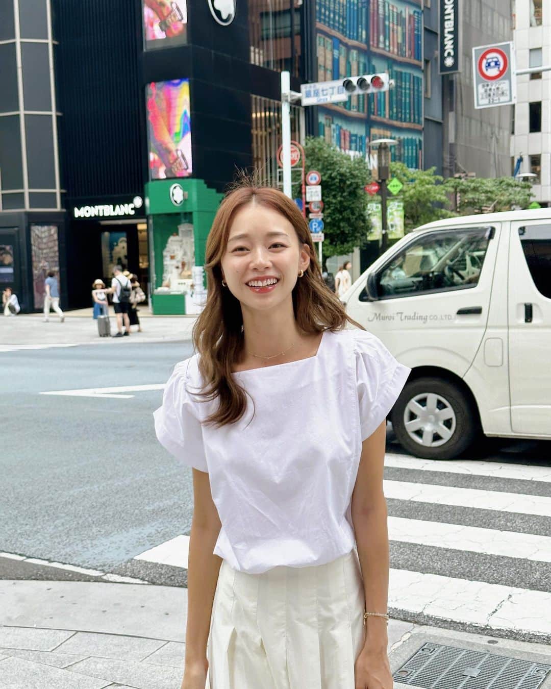 吳斐莉のインスタグラム：「這次短短的日本出差三天 一群女生在一起就是幸福☺️ 這組照片是由美玄 @xxzyxxzy 親自超刀 我的傻笑又跑出來了～😆  前一陣子追了韓劇絕世網紅 覺得也太可怕～～ 台灣根本沒有這樣啊 大家光是忙著自己的角色 媽媽、人妻、主婦、另一半 根本沒時間勾心鬥角 而且彼此都是珍貴的朋友 能夠在成年後在工作場合認識 彼此和的來聊的來 已經是難能可貴的事 哪能輕易放棄這段友情呢🥹  上衣 @styleoolala  裙子 N年 包 @cafune.official」