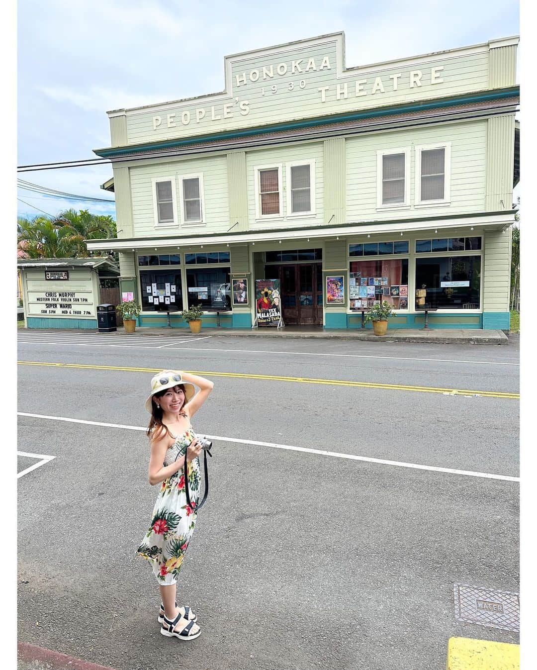 緒方桃子さんのインスタグラム写真 - (緒方桃子Instagram)「【ホノカア】 ハワイ島にあるホノカアの映画館 映画「ホノカアボーイ」のロケ地です。 この日は、夜のライブに向けて リハーサルが行われていました。  現地で一目惚れしたワンピース、 時間が経つと ちょっと恥ずかしさが出てきました。 この時ノリノリだったのね(笑)  #peoplestheatre #honokaa #ホノカア #ホノカアボーイ #ハワイ島 #ハワイ #ワンピース」7月16日 18時47分 - momokoogata0403