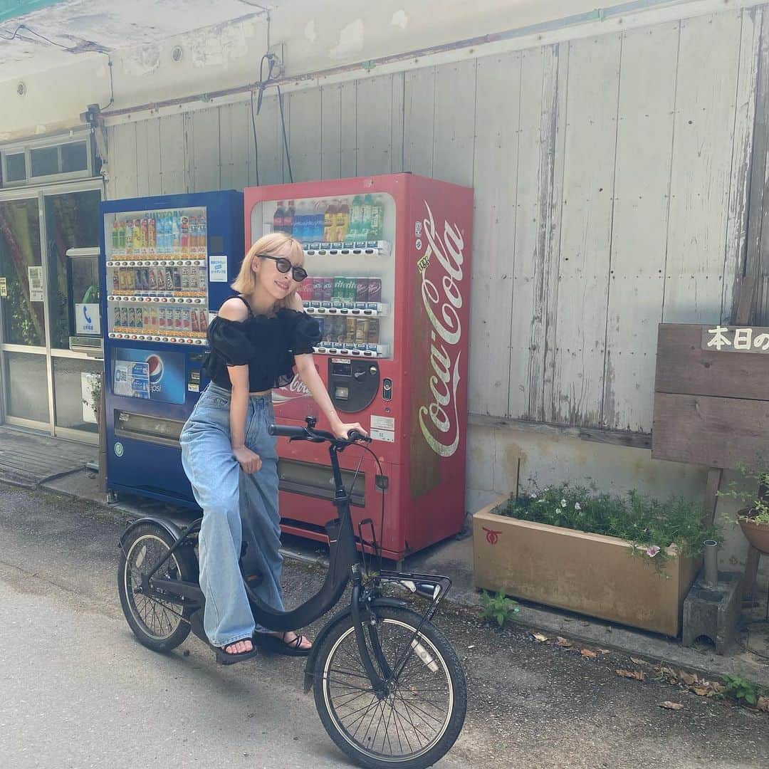 緒方ももさんのインスタグラム写真 - (緒方ももInstagram)「フクギ並木🌳  電動自転車と電動スクーターで散策したよ🫶  暑かったけど木陰が涼しくて最高だった！  #沖縄 #여행 #추억」7月16日 18時48分 - momo_ogata