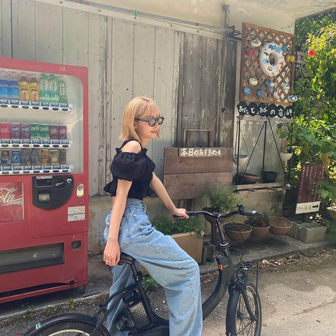 緒方もものインスタグラム：「フクギ並木🌳  電動自転車と電動スクーターで散策したよ🫶  暑かったけど木陰が涼しくて最高だった！  #沖縄 #여행 #추억」