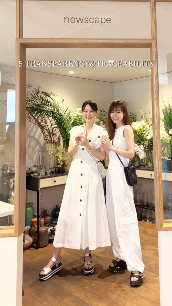 前田ゆかのインスタグラム：「先日、最新サステナブルコスメnewscape @newscapecosmetics の新作発表会にゆかちゃん @maeyuka と行ってきました🙋‍♀️  オーガニックコスメは色々ありますが、作る過程からお客さまのもとに届けられるまでCO2排出ゼロを目指し、容器はもちろん配送の過程までこだわる徹底ぶり😳  化粧品の原価は2割と言われている中で、容器に製造原価を表記し、2000円台という価格設定は原価が5割とかなり抑えられています💁‍♀️  化粧品に使われている水も蒸留水よりもさらに不純物を取り除いた超純水を使用🙆‍♀️  とことんオーガニックにこだわったnewscpeの化粧品は、汗や紫外線でトラブルを受けたお肌をリセットするような使い方もオススメ💁‍♀️  旦那さまや思春期を過ぎた子ども世代などご家族でも使えますね💁‍♀️  詳しくは @newscapecosmetics をチェックしてみて下さいね🙋‍♀️  ちなみにこの日、ゆかちゃんと @anteprima_japan のバッグかぶり👯‍♀️  @newscapecosmetics  @maeyuka  #newscapecosmetics #ニュースケープ #オーガニックコスメ #コスメブランド #化粧品 #美容 #美容家  #アラフィフ」