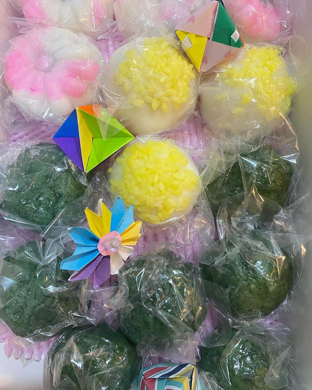 小林希さんのインスタグラム写真 - (小林希Instagram)「東京に帰ったら、とある島で出会った 青森の方から事務所に荷物が。 なんと、手作りのお餅です…！ 可愛らしい飾り付き。 こんな素敵な贈り物ができる人間に わたしもなりたい。  #島旅の思い出 #青森のお餅」7月16日 18時50分 - nozokoneko