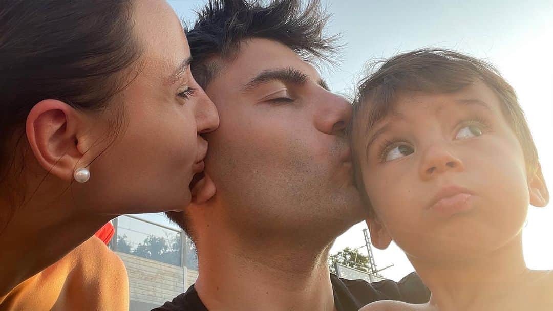 ヤナ・イグリアンのインスタグラム：「Всем привет ! Мы уже некоторое время в Сочи и будем тут еще очень долго … И вопросов у меня много к сочинским … 🔴Напишите нормальный салон где можно сделать маникюр ! 🟢Куда можно поехать с малым гулять ? 🔵Где можно покататься на вейкборде ? 🟡И вообще куда стоит сходить ?!   Заранее всем спасибо кто не поленился дочитать и большое спасибо кто что то порекомендует !」