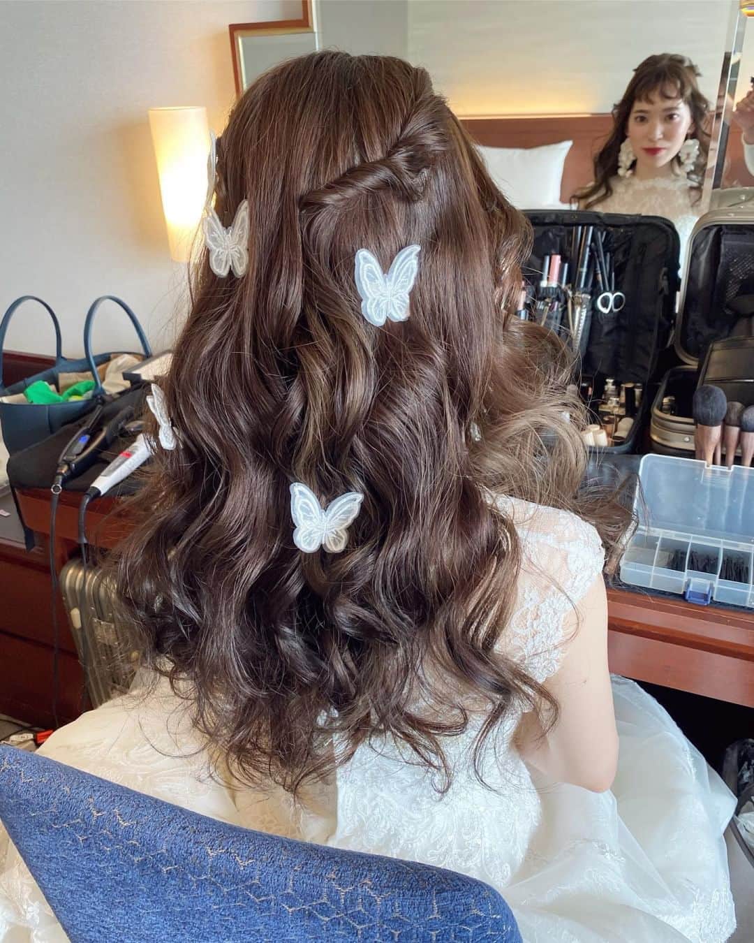 みんなのウェディングさんのインスタグラム写真 - (みんなのウェディングInstagram)「. . ˗ˏˋ Trend Hairmake...♡ ˎˊ˗ . こんばんは、みんなのウェディングです☺️ ⁡ 本日は、#花嫁ヘアメイク のプロが教える！ 韓国花嫁に人気の #ダウンスタイル ヘアをお届け♥️  本日トレンドのヘアを教えてくださったのは ヘアメイクアーティストの @kumiko_makeup_hi さま💕  ぜひ #前撮りヘア や #挙式ヘア のご参考にも 保存をしながらご覧ください🕊️🌿  -------------------------------------------- ✨結婚式準備に役立つ情報を更新中 　@minnano_wedding をcheck🕊️ ・ ✨結婚式準備のお悩みや式場＆ドレスの予約相談は 《みんなのウェディング相談デスク》へ🕊️ ・ ✨結婚式場の口コミ・本物の費用明細は 《みんなのウェディング》結婚式場検索へ🕊️ --------------------------------------------  #ウェディングヘア #韓国ウェディング #ブライダルヘア #花嫁ヘア #ブライダルヘアアレンジ　 #ブライダルヘアメイク #ウェディングヘアメイク #ヘアメイクリハーサル #二次会ヘア #出張ヘアメイク #挙式ヘア #ハーフツイン #ハーフアップ  #結婚式ヘアアレンジ #挙式ヘア #お色直しヘア #花嫁ヘアスタイル #花嫁ヘアメイク #2023冬婚 #2024春婚 #2023夏婚 #2023秋婚 #結婚式準備 #プレ花嫁 #プレ花嫁さんと繋がりたい #みんなのウェディング」7月16日 19時00分 - minnano_wedding