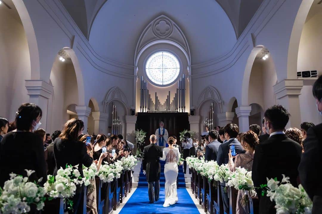 アニヴェルセル 大阪 公式のインスタグラム：「*  新婦の入場シーンは 新婦とゲストが 初めて顔を合わせる瞬間  “永遠”を意味する ロイヤルブルーのバージンロード ふたりの永遠の愛を誓う場所  @anniversaire_official  @anniversaire_osaka   #結婚式 #ウェディング #アニヴェルセル #アニヴェルセル大阪 #大阪結婚式場 #大阪結婚式 #なんば結婚式 #なんば結婚式場  #プレ花嫁 #アニ嫁 #2023花嫁 #2024花嫁 #式場見学 #ブライダルフェア #フォトウェディング #ウエディングフォト #大聖堂 #大聖堂ウェディング」