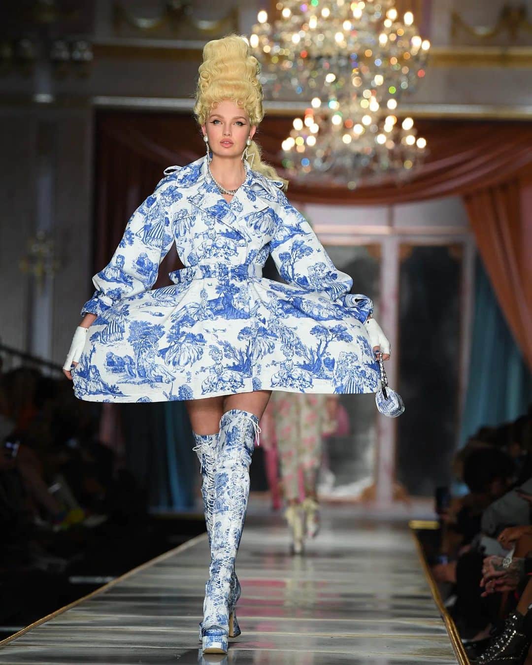 Vogue Españaのインスタグラム：「El estampado más bonito del verano es también el favorito de nuestras abuelas (y de María Antonieta): tenemos que hablar del print Toile de Jouy. {Te contamos todo sobre la tendencia en el link de la bio} ▪️Fotos: Getty Images ▪️Texto: @laura_solla」