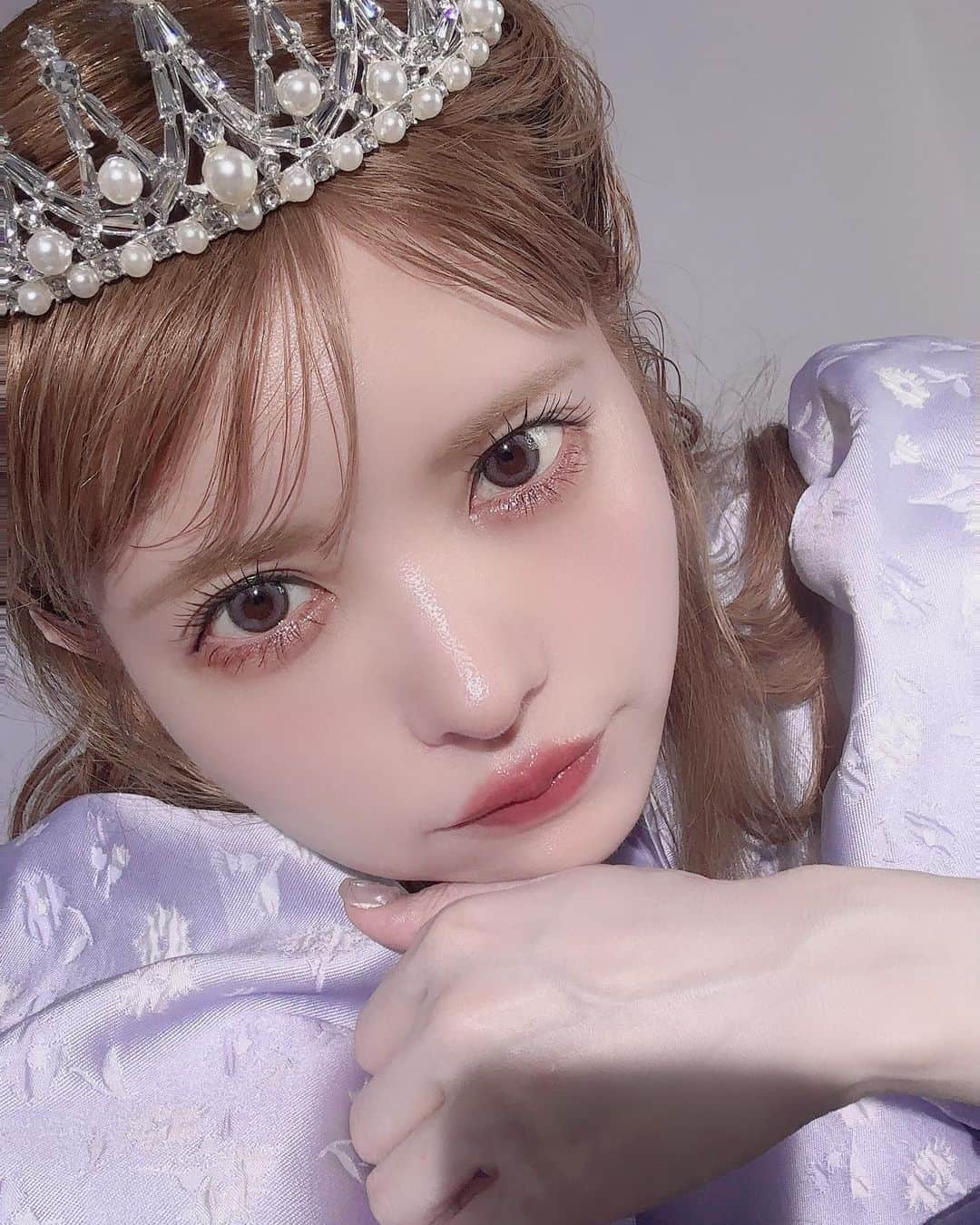 益若つばさのインスタグラム：「Bambiカラコンから新しくスワングレー🩶が発売するの楽しみすぎるー。　@bambi_angelcolor  ⁡ 撮影した時の。 キラキラプリンセス👸になりやした🩶🦢🦢 ⁡ 小さい子好きそう☺️☺️ ⁡ 発売は秋とかかな？スワンブルーより少しクールで大人っぽくなるからつけやすそうー！ ⁡ あとスワンブルーのSサイズも出るからそちらもお楽しみにー！ ⁡ ⁡ どれも年内にはみんなに届くといいな🦢 ⁡ ⁡ メイク動画そろそろ撮ろうと思ってるんだけど、なんのテーマが良い？？  いっぱい働いて人に喜ばれていっぱい笑って沢山許して 好きな自分で生きようね。🫶🏻  最後は最近買ったお気に入り達。  #makeup #bambiseries #colorlens #cosmetics #selfie #selflove #購入品 #gucci #junyawatanabe」
